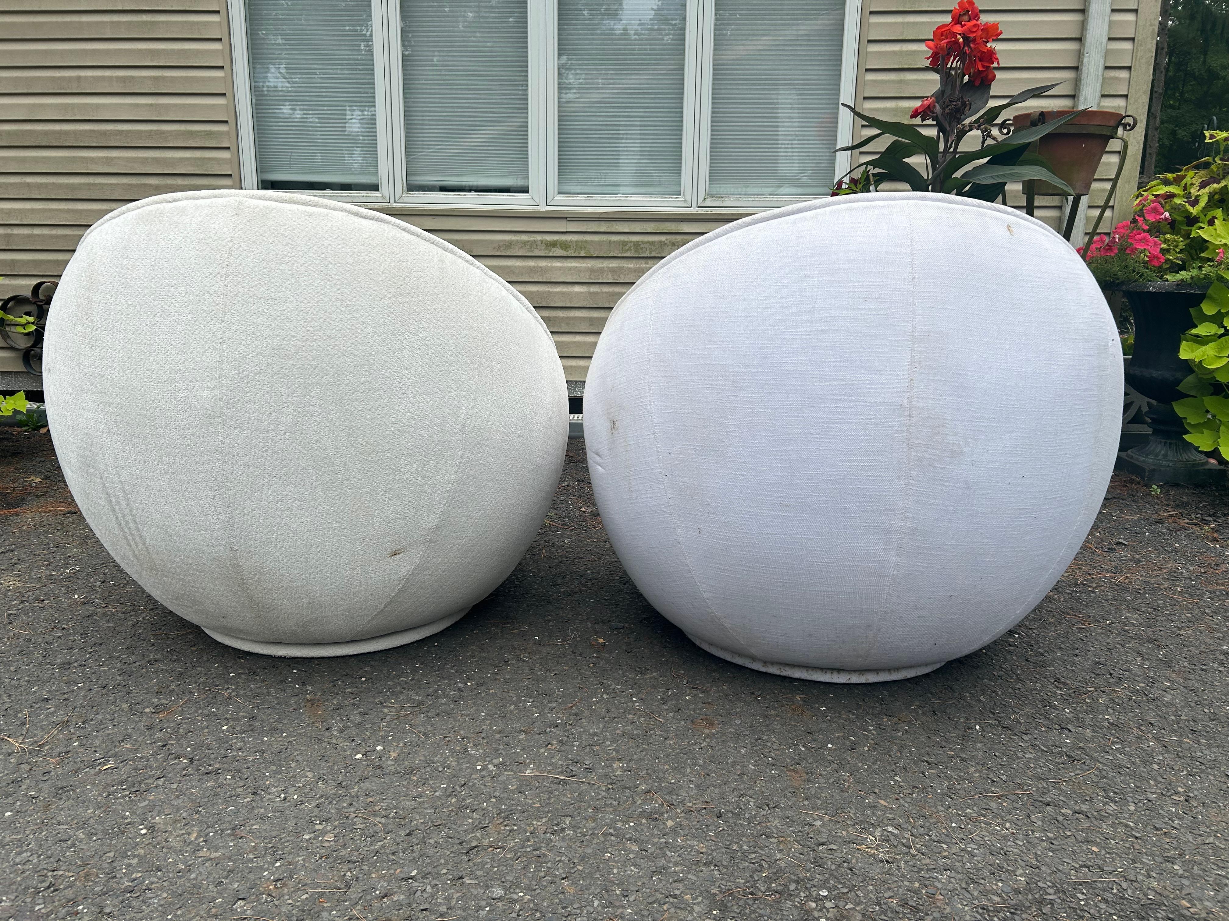 Atemberaubendes Paar Drehstühle „Egg“ von Milo Baughman für Thayer Coggin, Paar im Zustand „Gut“ im Angebot in Pemberton, NJ
