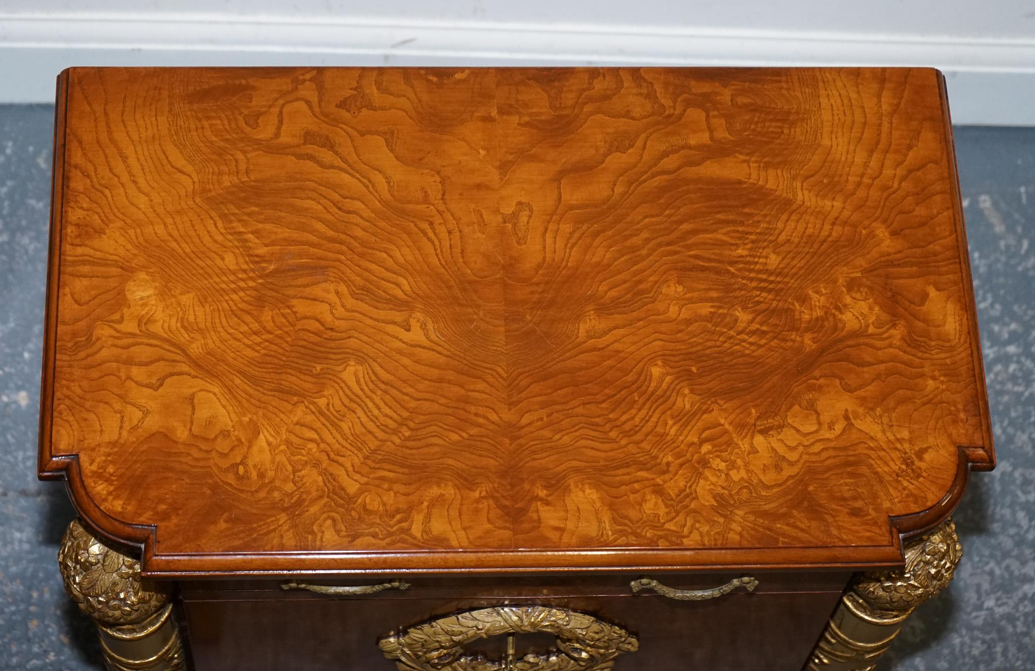 STUNNING PAIR FRENCH EMPIRE STYLE GOLD DETAILED BURR WALNUT BEDSIDES NiGHTSTANDS In Good Condition For Sale In Pulborough, GB