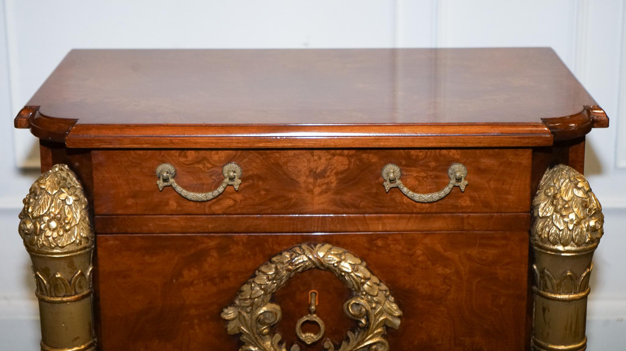 20th Century STUNNING PAIR FRENCH EMPIRE STYLE GOLD DETAILED BURR WALNUT BEDSIDES NiGHTSTANDS For Sale