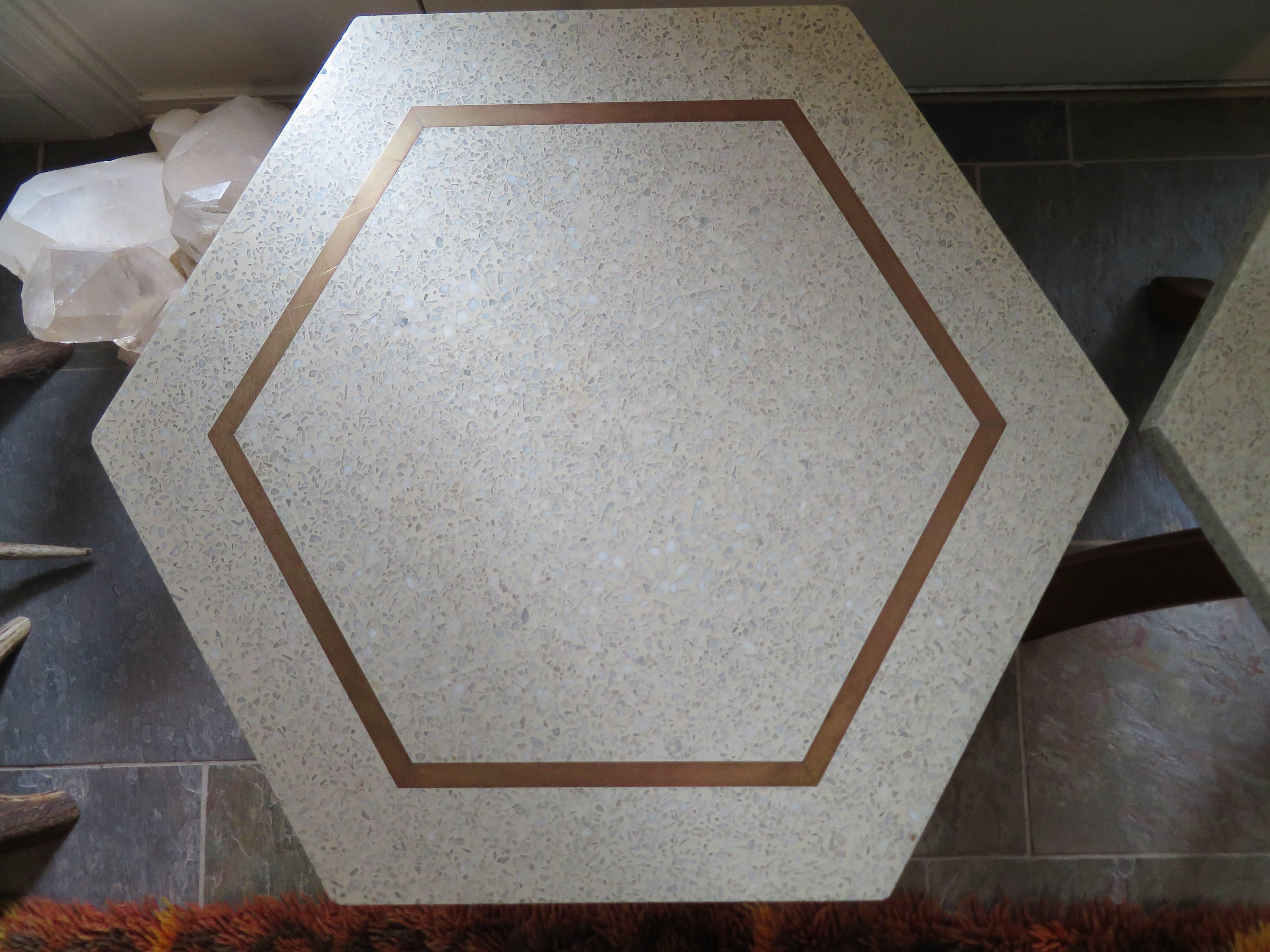 Impresionante pareja de mesas auxiliares Harvey Probber con tapa de terrazo y marquetería de latón Mediados de siglo Estadounidense en venta