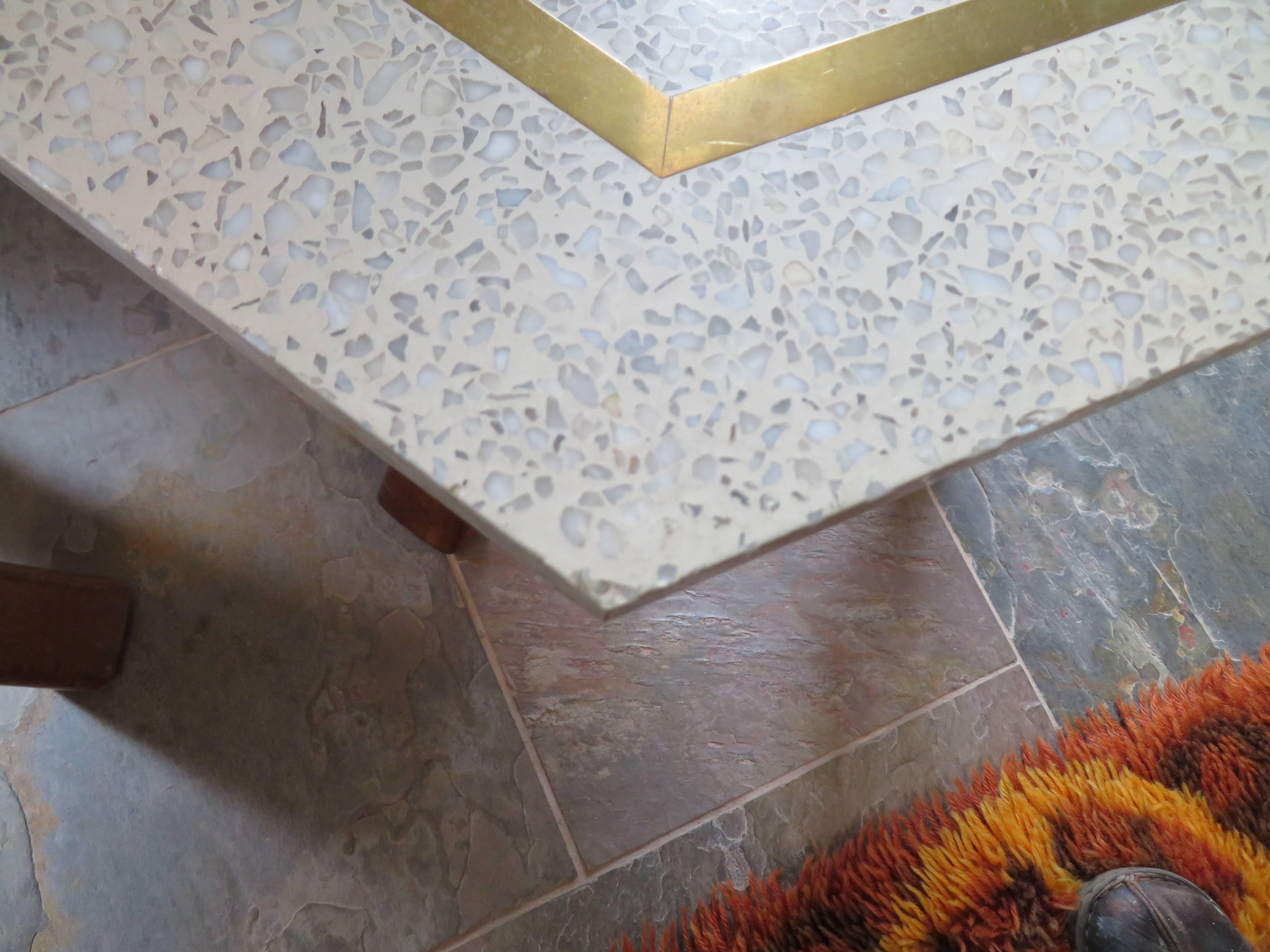 Impresionante pareja de mesas auxiliares Harvey Probber con tapa de terrazo y marquetería de latón Mediados de siglo mediados del siglo XX en venta