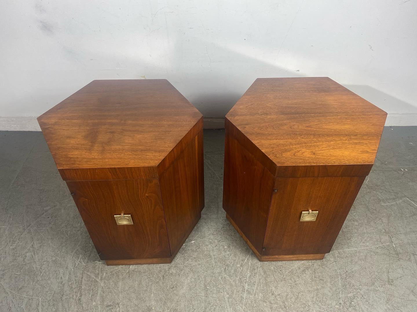 Atemberaubendes Paar sechseckige Tische / Ständer, Harvey Probber-Stil, hergestellt von Lane (amerikanisch) im Angebot