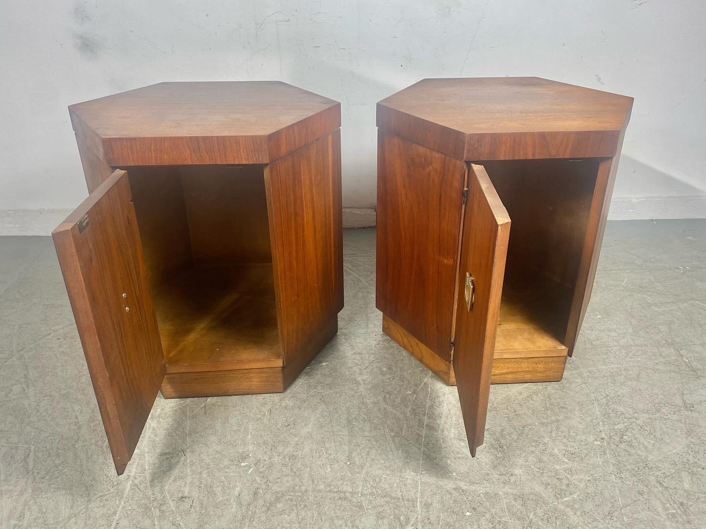 Milieu du XXe siècle Superbe paire de tables hexagonales sur pied de style Harvey Probber, fabriquées par Lane en vente