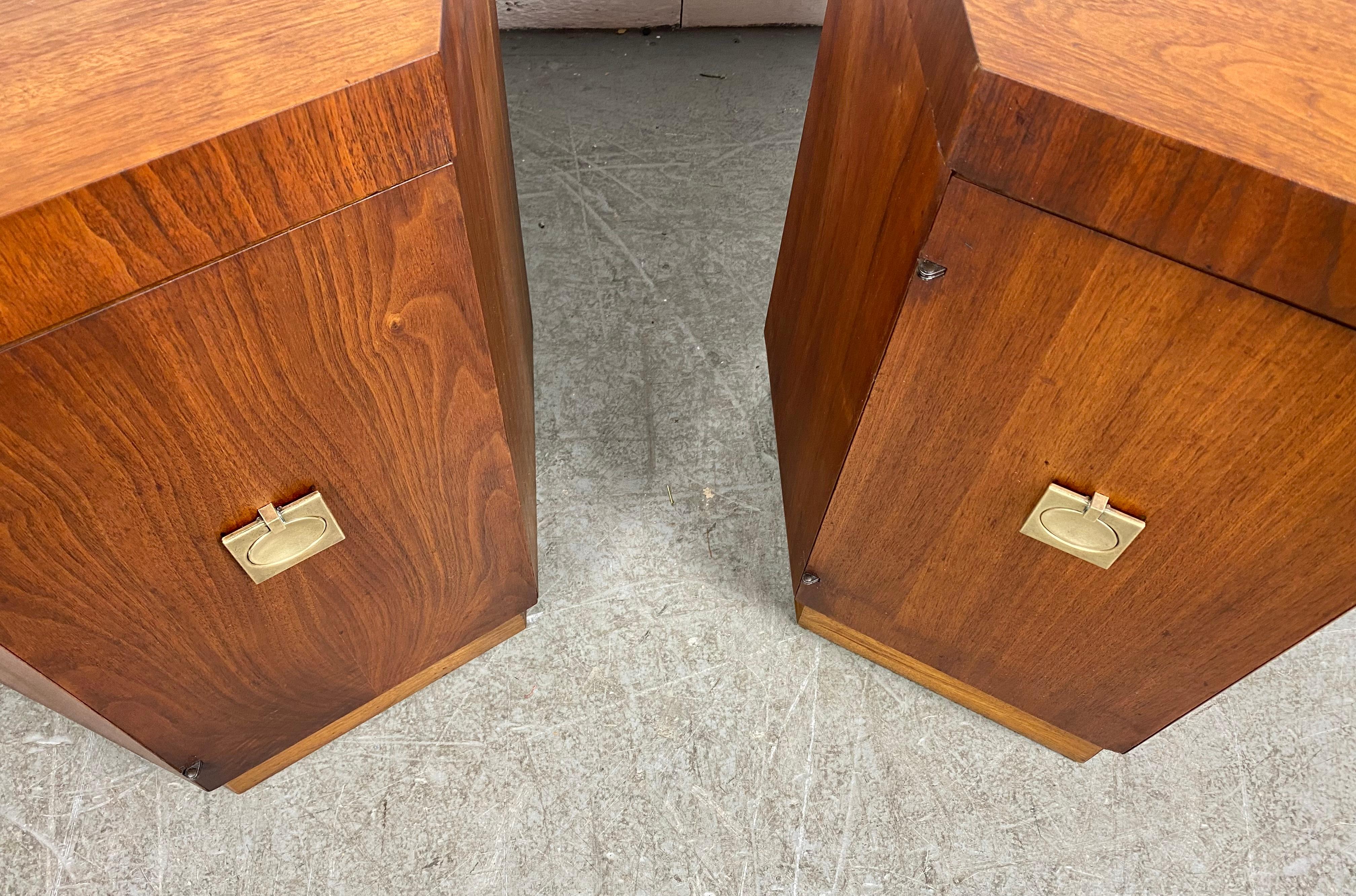 Atemberaubendes Paar sechseckige Tische / Ständer, Harvey Probber-Stil, hergestellt von Lane (Messing) im Angebot