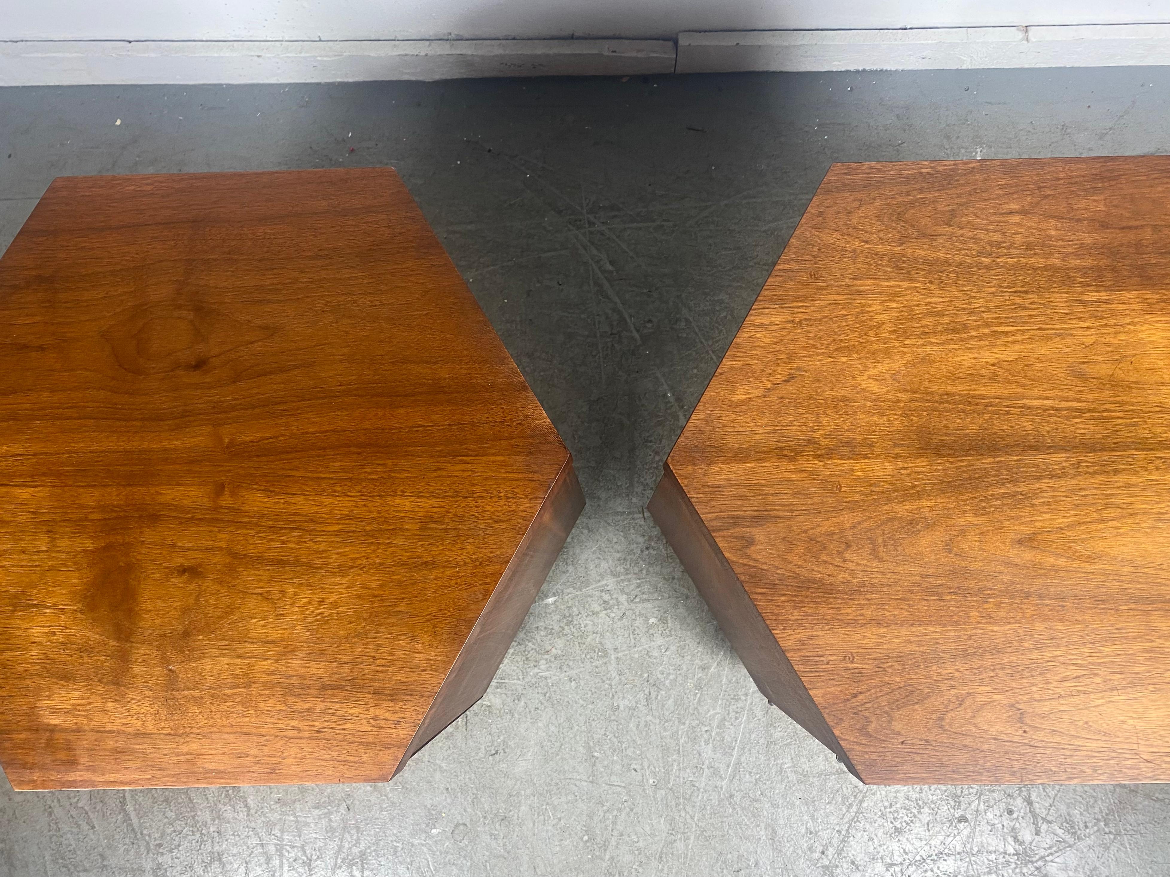 Atemberaubendes Paar sechseckige Tische / Ständer, Harvey Probber-Stil, hergestellt von Lane im Angebot 1