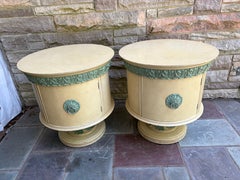 Superbe paire de tables de chevet de style Hollywood Regency à pied rond, datant du milieu du siècle dernier