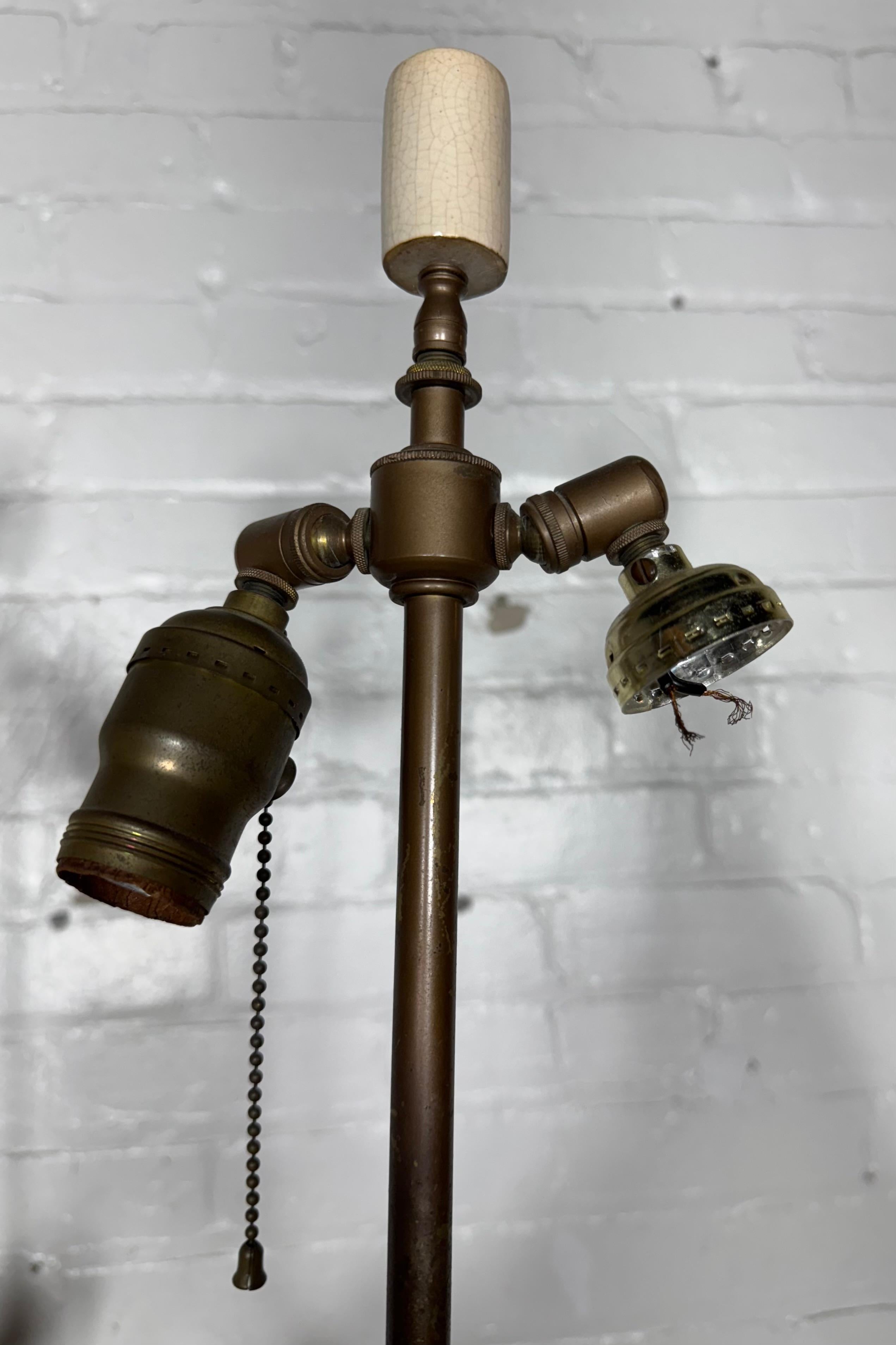Stupenda coppia di grandi lampade da tavolo asiatiche moderniste in ceramica di James Mont in vendita 3