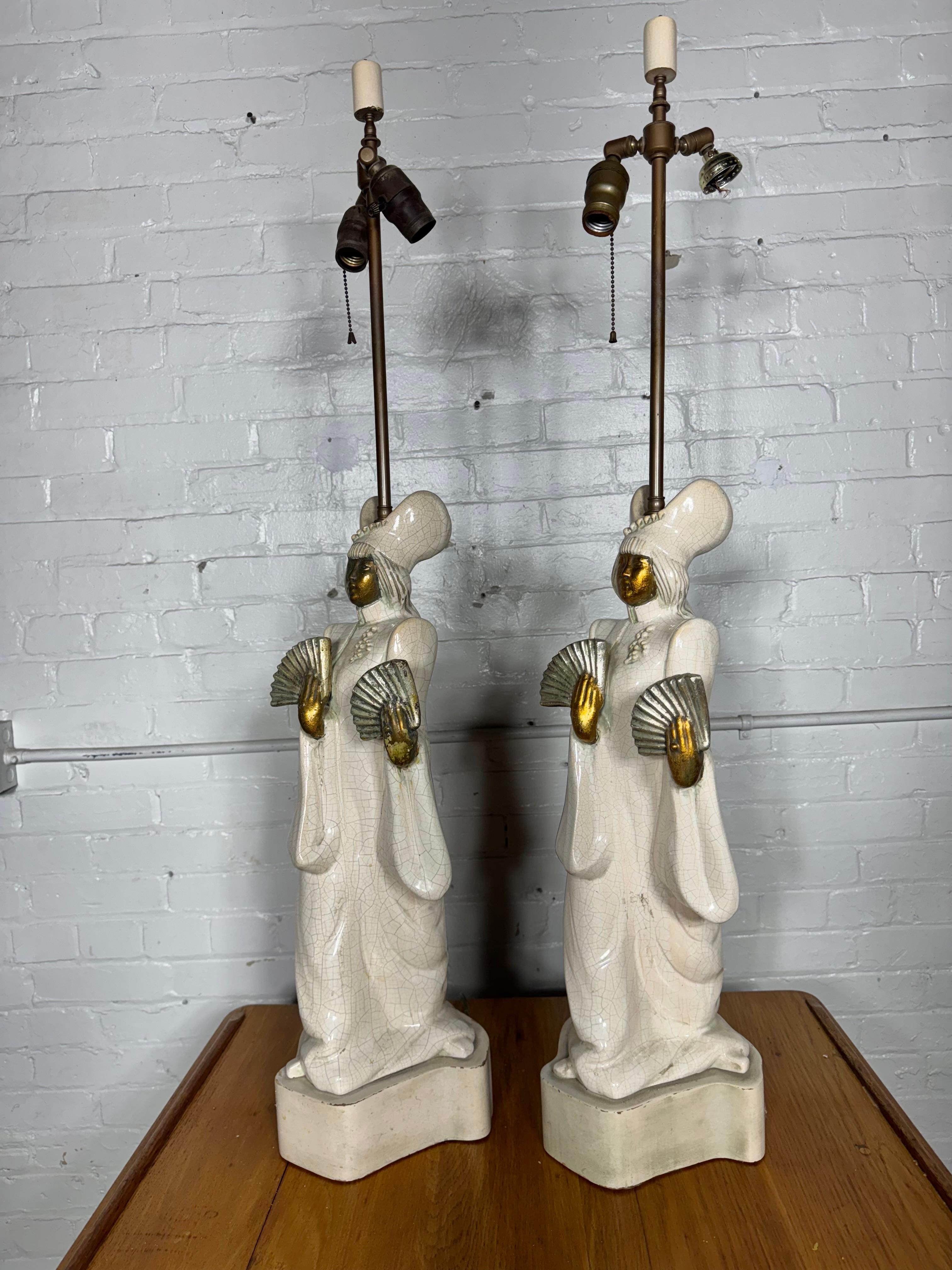 Stupenda coppia di grandi lampade da tavolo asiatiche moderniste in ceramica di James Mont... Non sono sicuro che si tratti di una vera e propria coppia, ma una lampada sembra avere una finitura/patina precedente. Una lampada ha subito lievi danni,