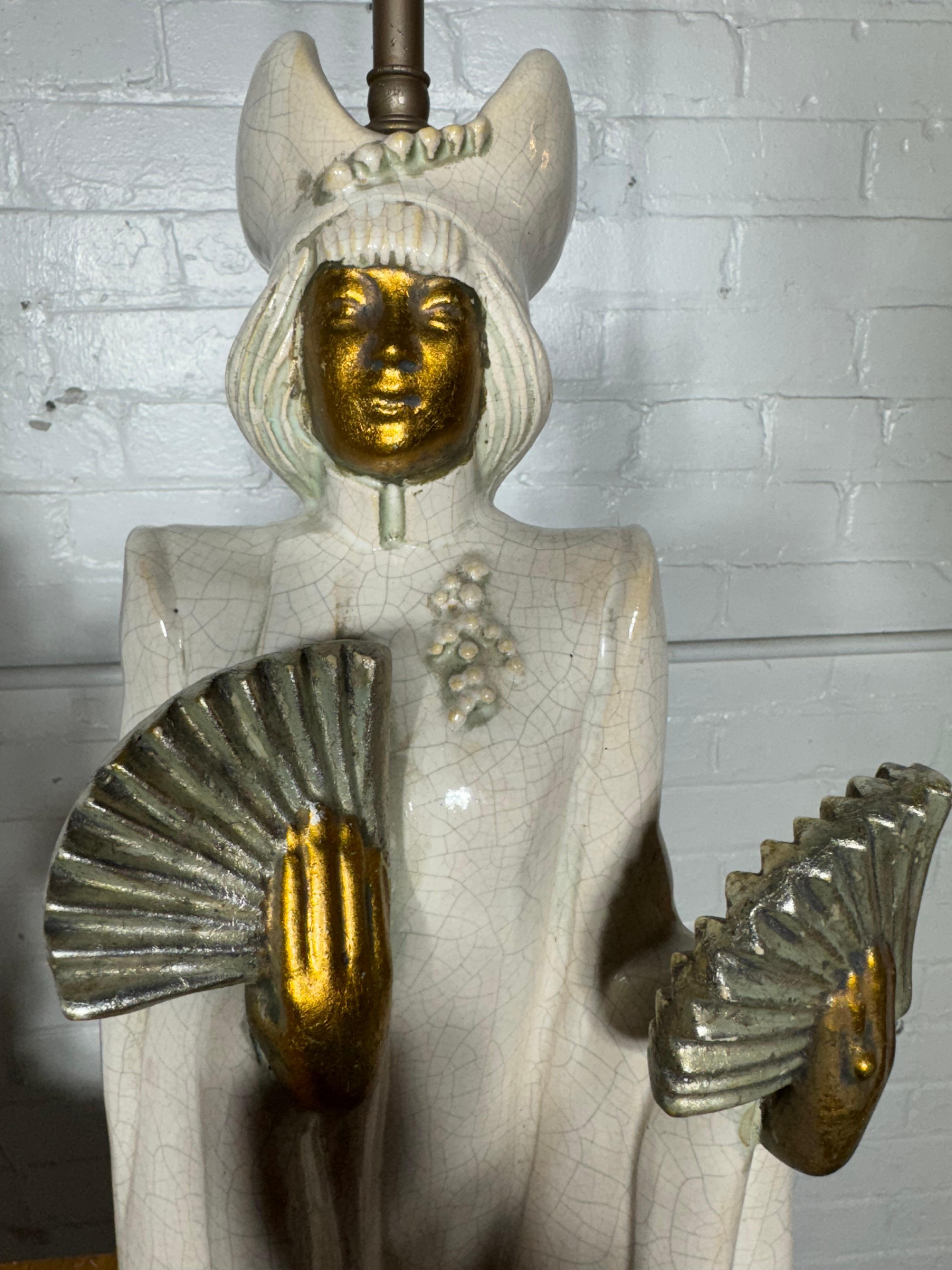Mid-Century moderno Stupenda coppia di grandi lampade da tavolo asiatiche moderniste in ceramica di James Mont in vendita