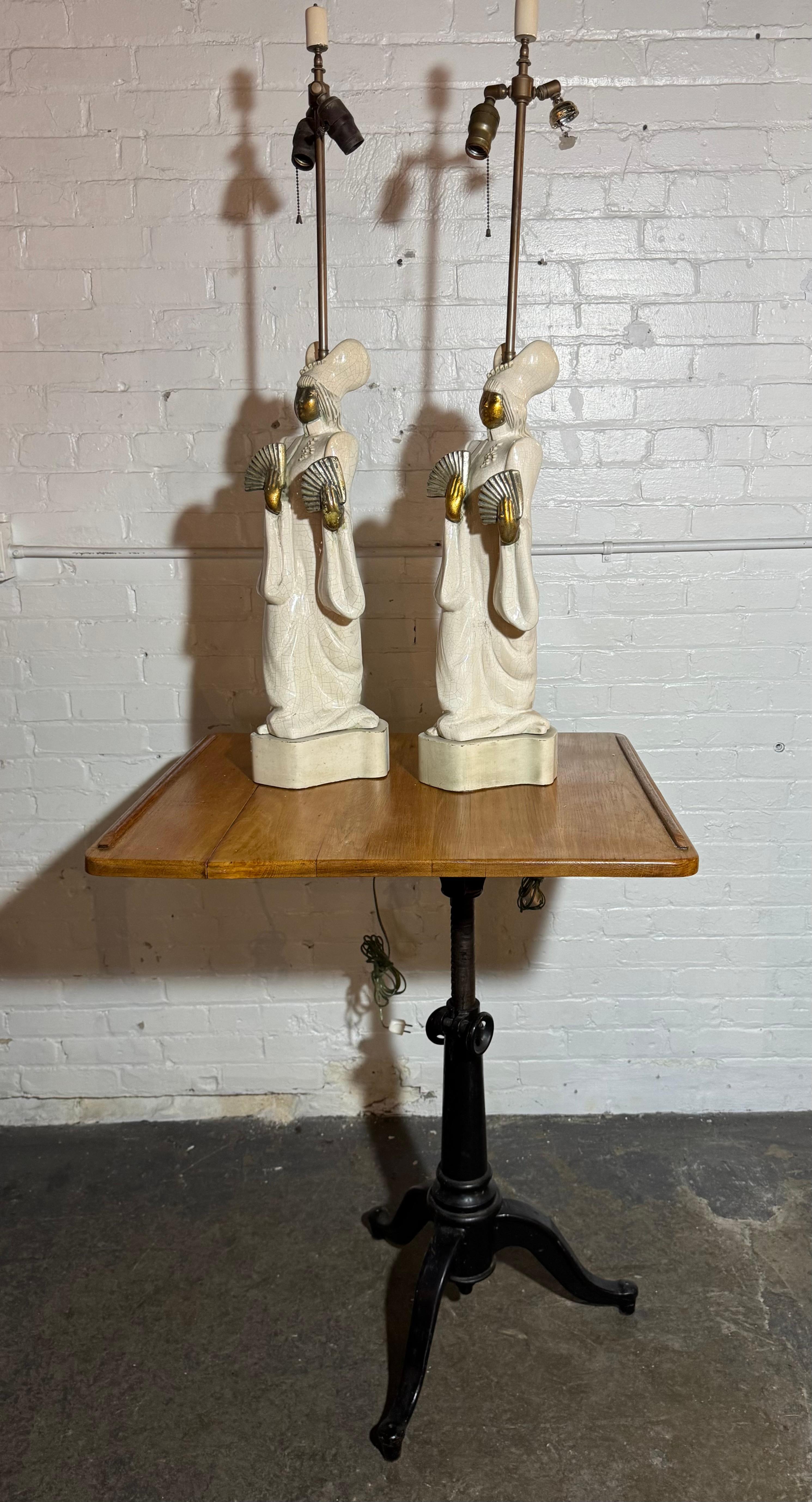 Americano Stupenda coppia di grandi lampade da tavolo asiatiche moderniste in ceramica di James Mont in vendita
