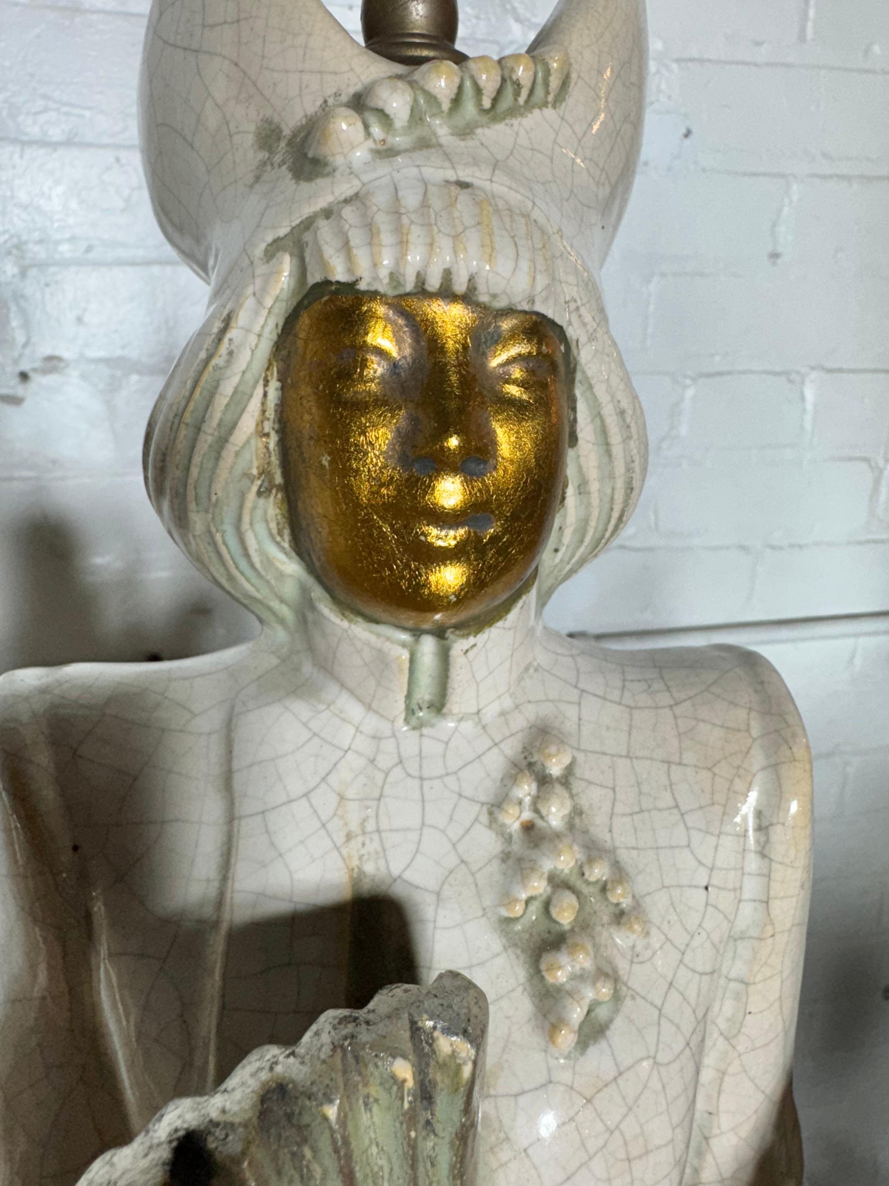 Stupenda coppia di grandi lampade da tavolo asiatiche moderniste in ceramica di James Mont In condizioni discrete in vendita a Buffalo, NY