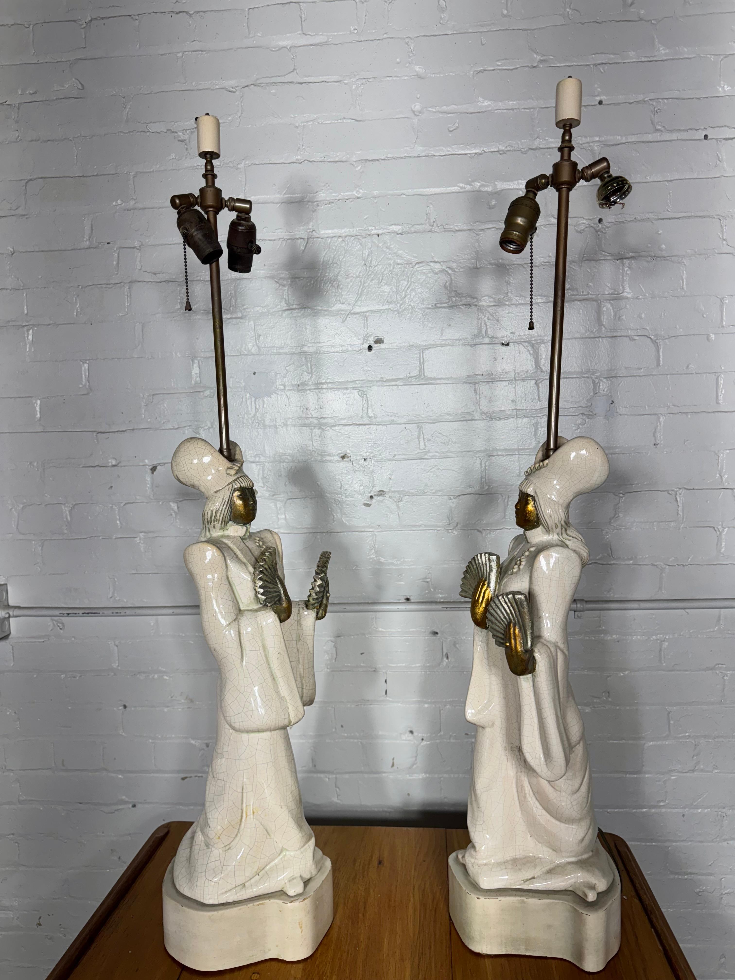 Ottone Stupenda coppia di grandi lampade da tavolo asiatiche moderniste in ceramica di James Mont in vendita