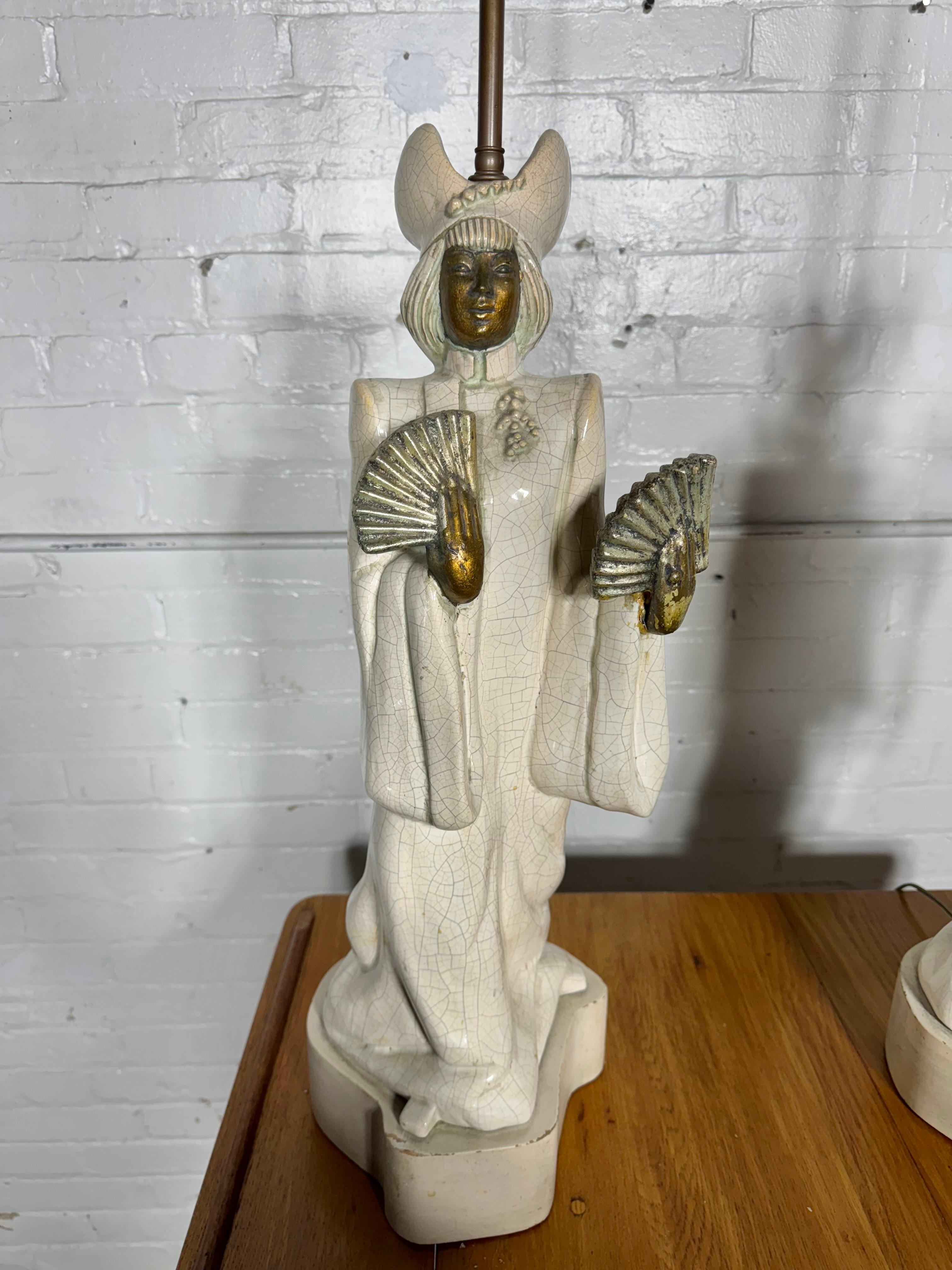 Stupenda coppia di grandi lampade da tavolo asiatiche moderniste in ceramica di James Mont in vendita 1
