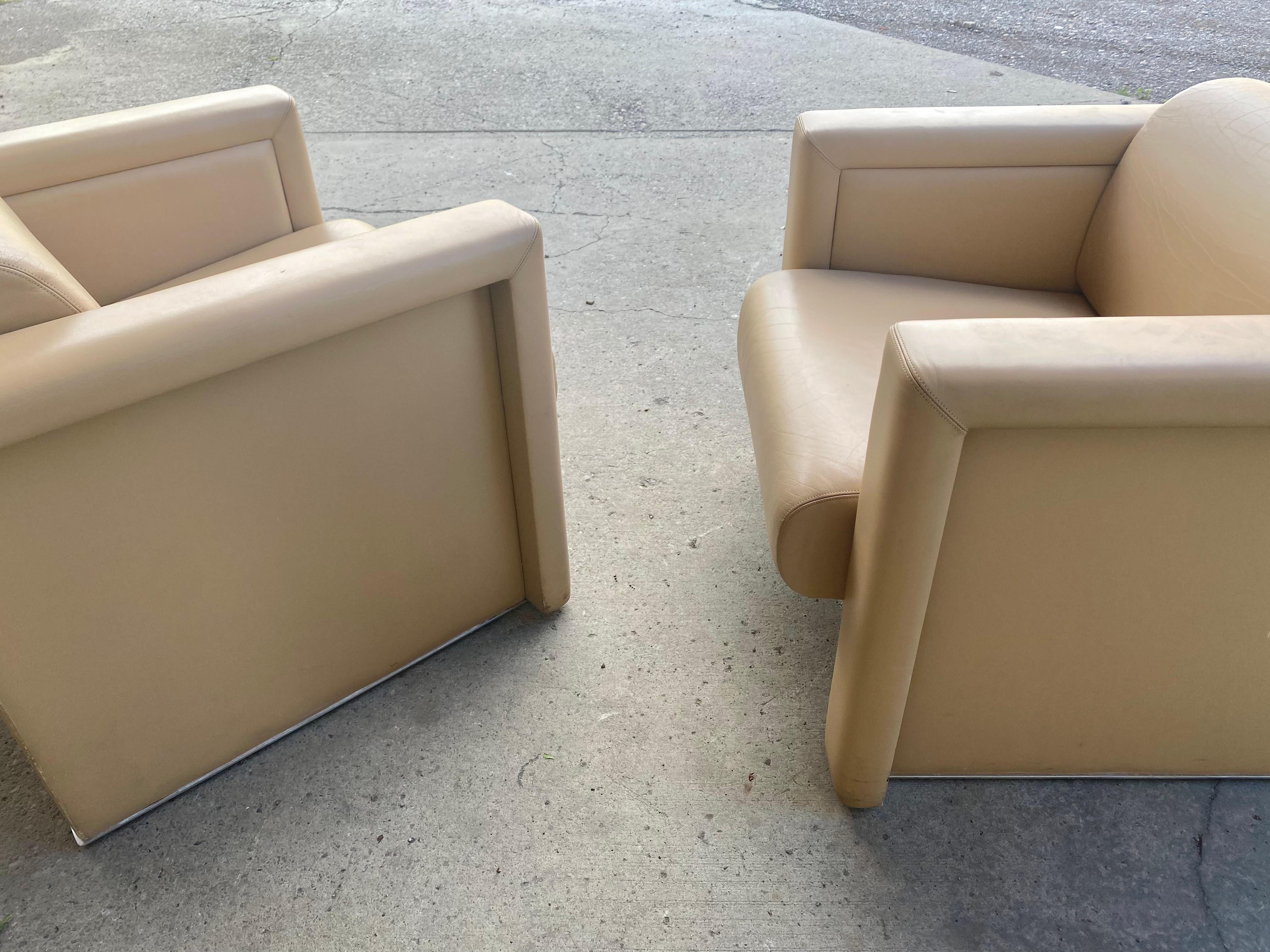 Mid-Century Modern Stunning Pair Leather Chairs, Tobia Scarpa for Knoll, Made in Italy For Sale