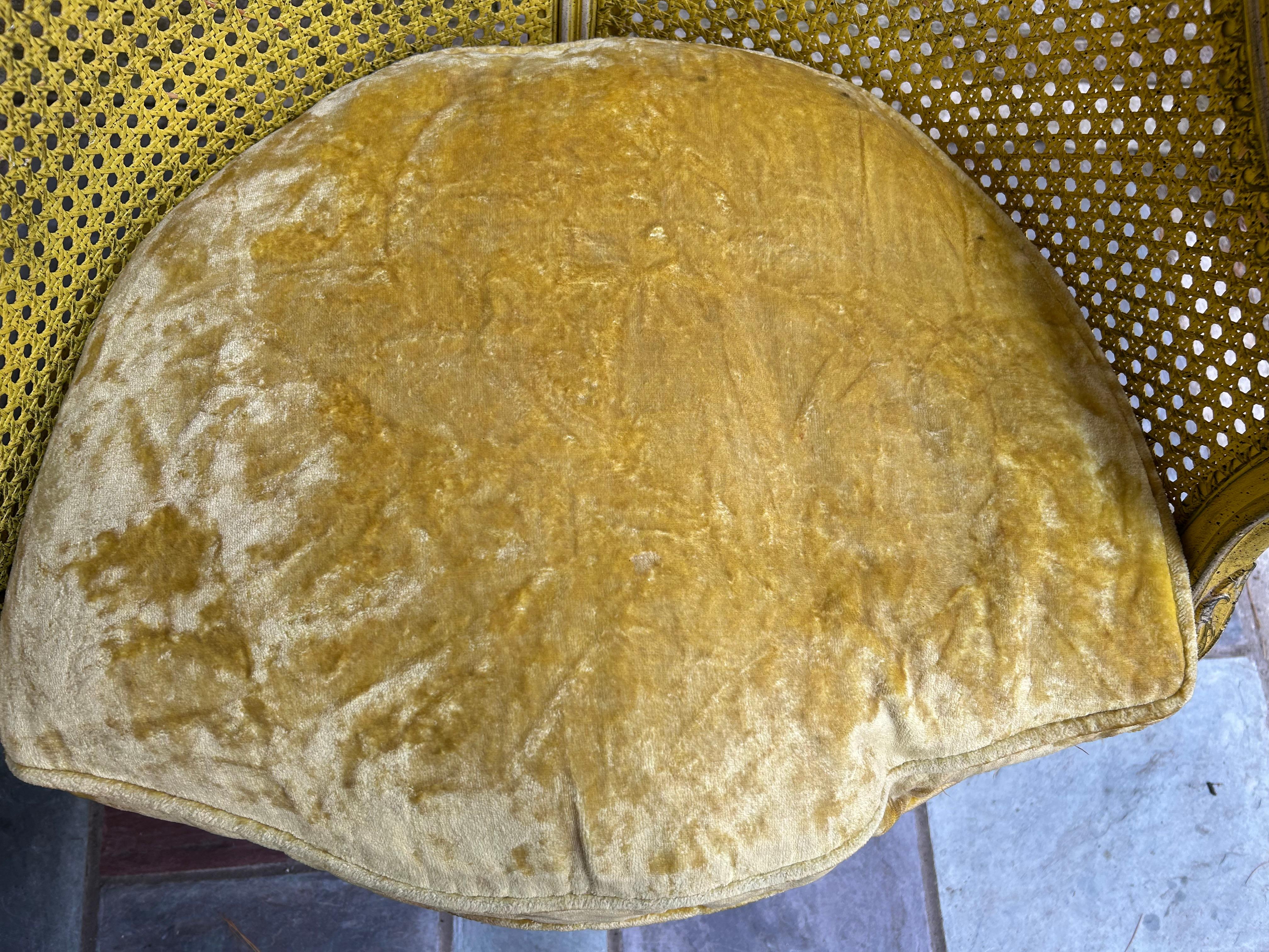 Superbe paire de chaises d'angle cannées françaises de style Louis XV en vente 7