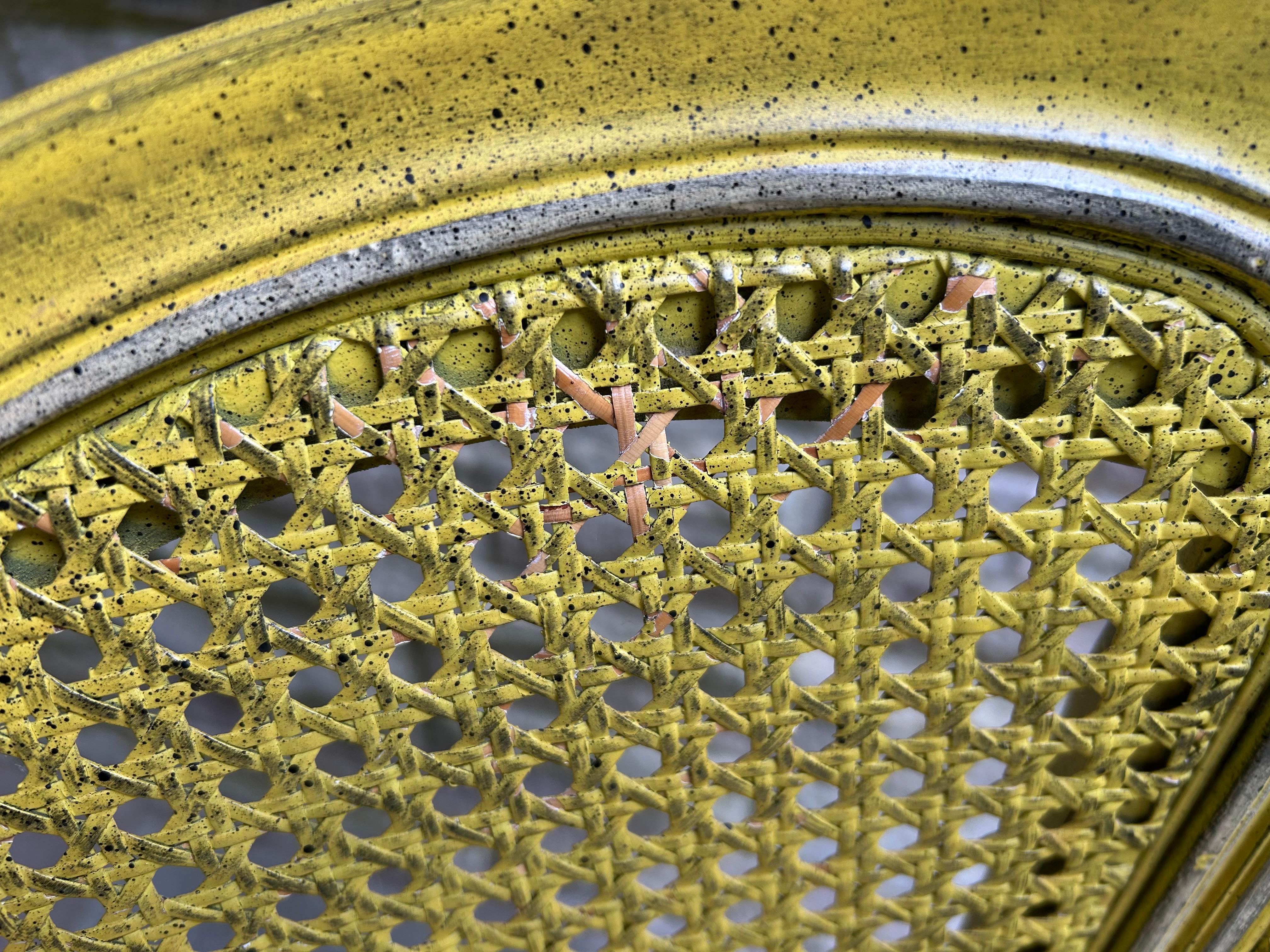 Superbe paire de chaises d'angle cannées françaises de style Louis XV en vente 9