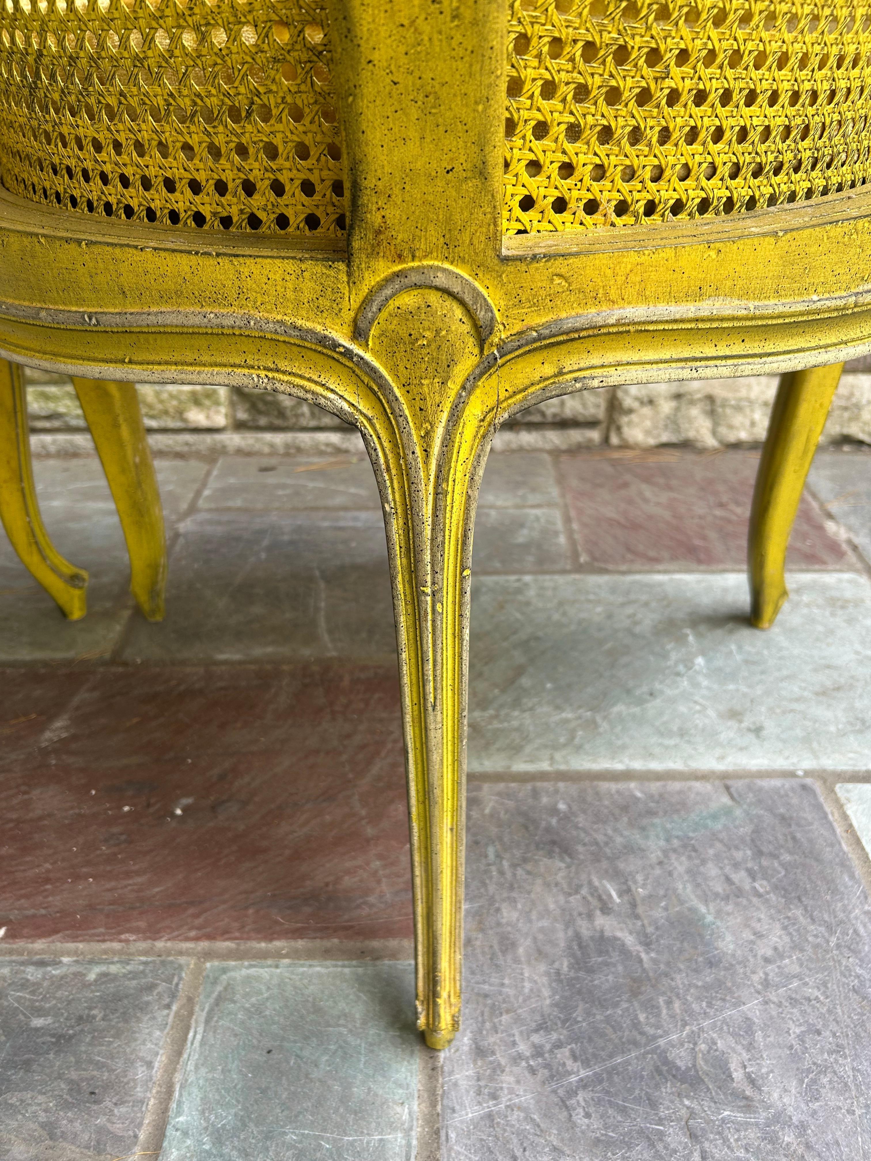 Superbe paire de chaises d'angle cannées françaises de style Louis XV en vente 10