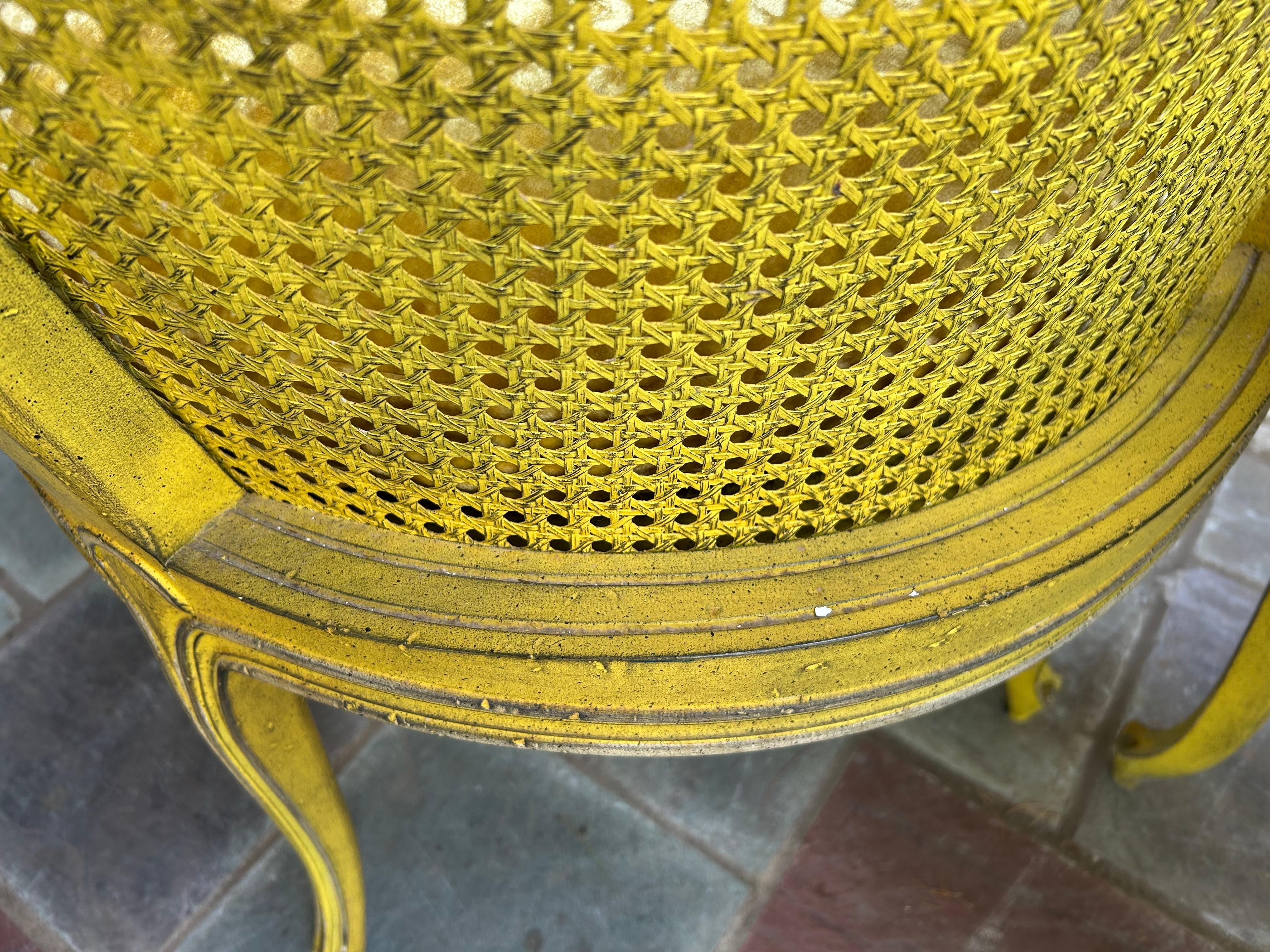 Superbe paire de chaises d'angle cannées françaises de style Louis XV en vente 11