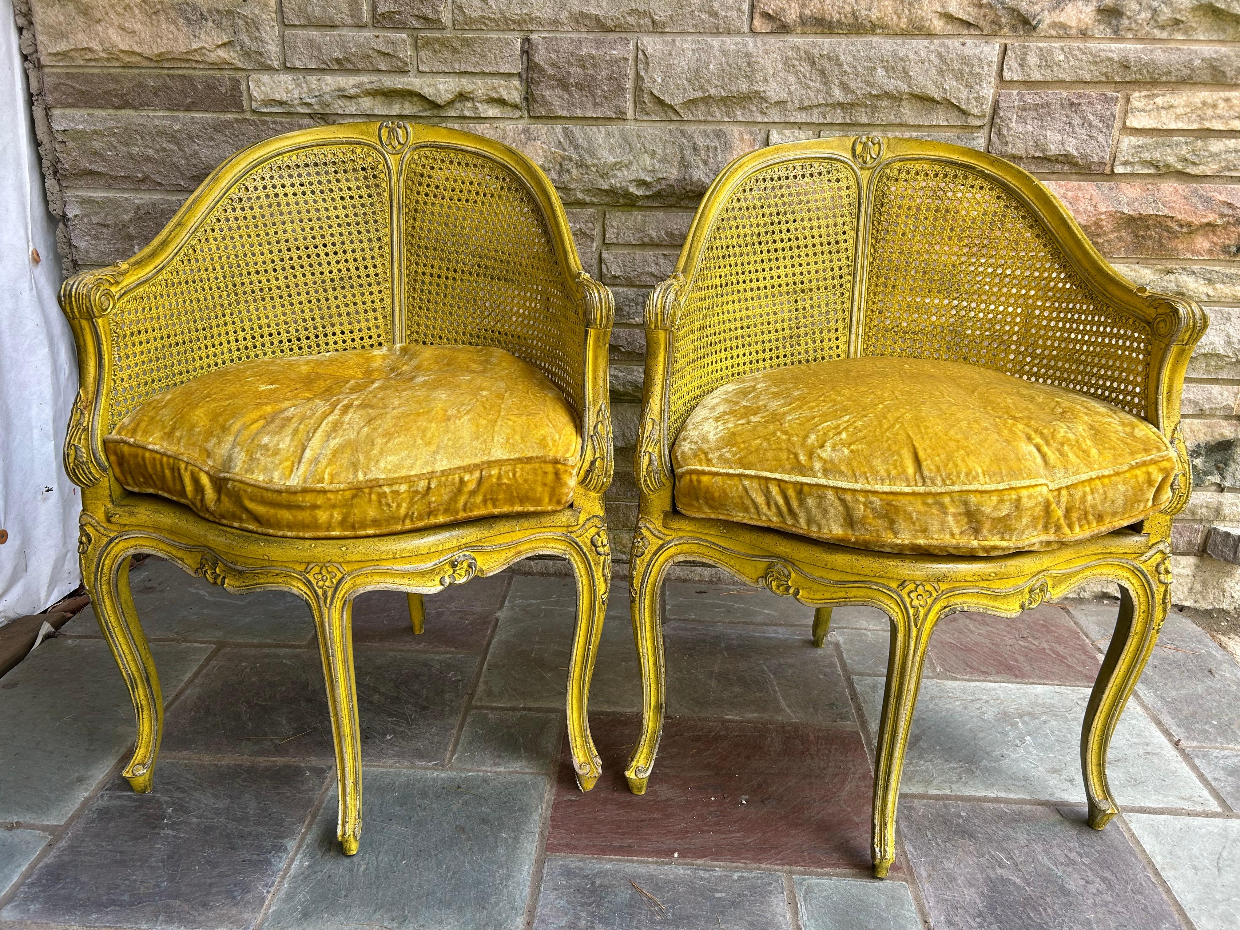 Français Superbe paire de chaises d'angle cannées françaises de style Louis XV en vente
