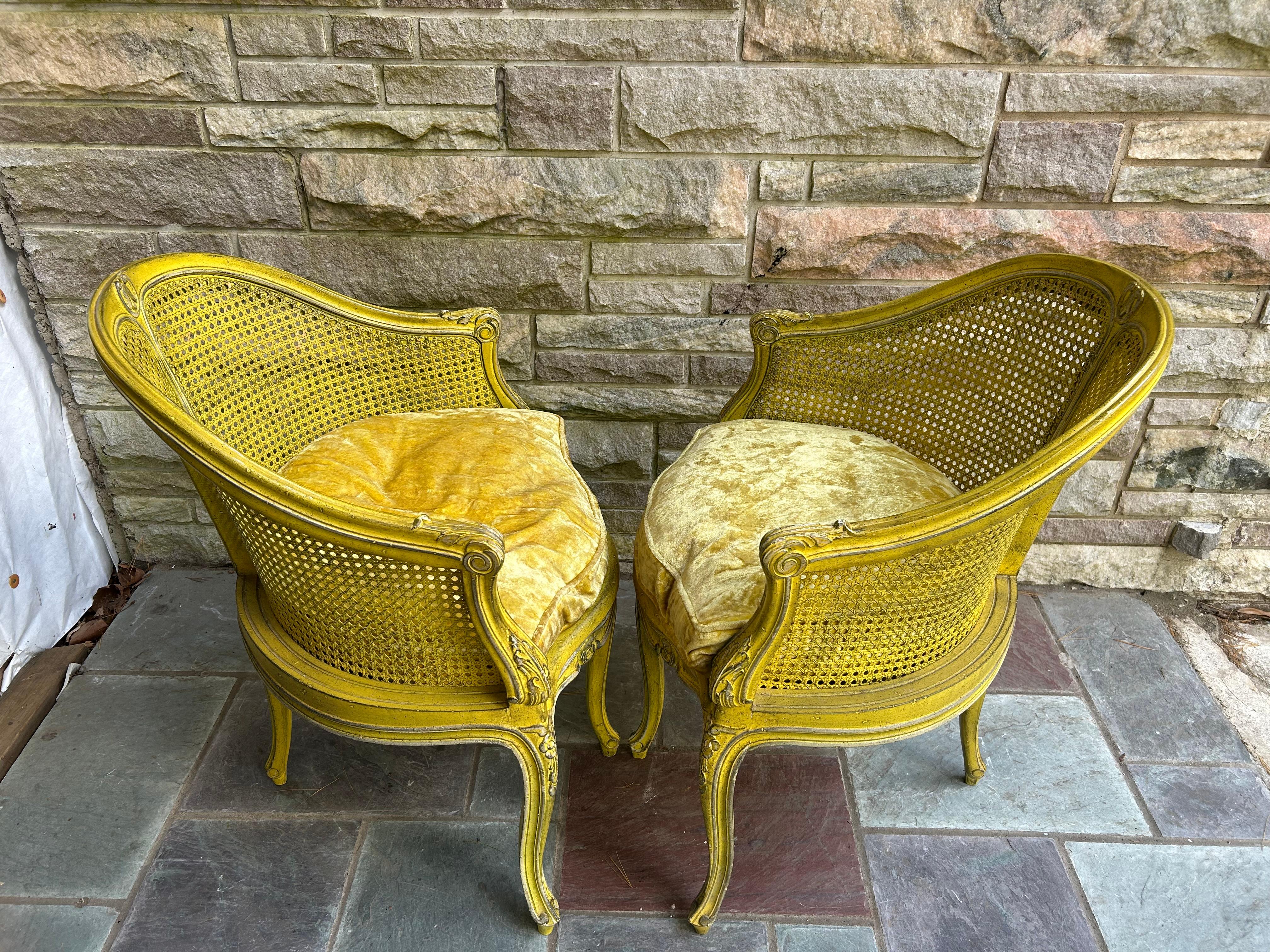 Peint Superbe paire de chaises d'angle cannées françaises de style Louis XV en vente