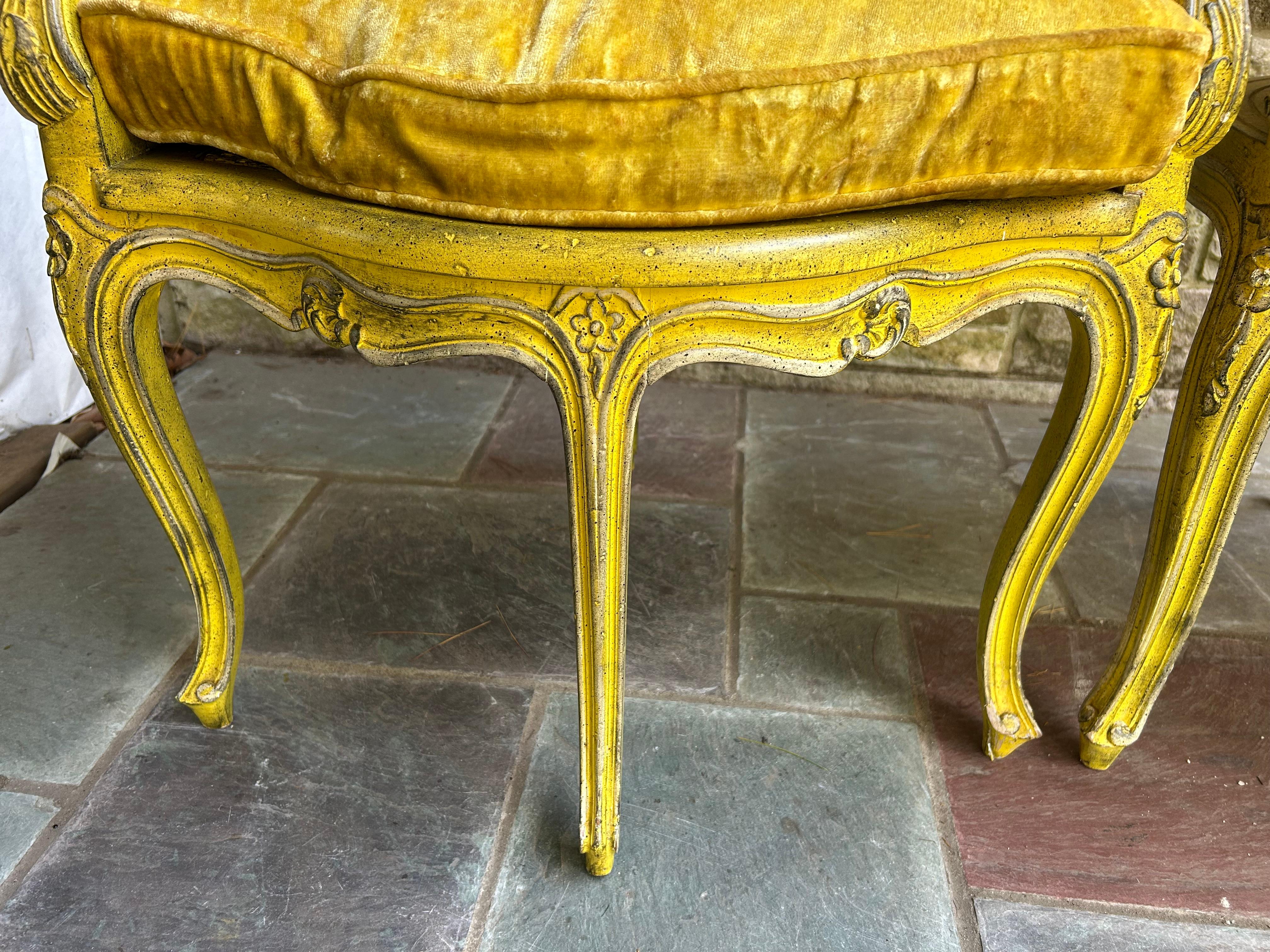Superbe paire de chaises d'angle cannées françaises de style Louis XV Bon état - En vente à Pemberton, NJ