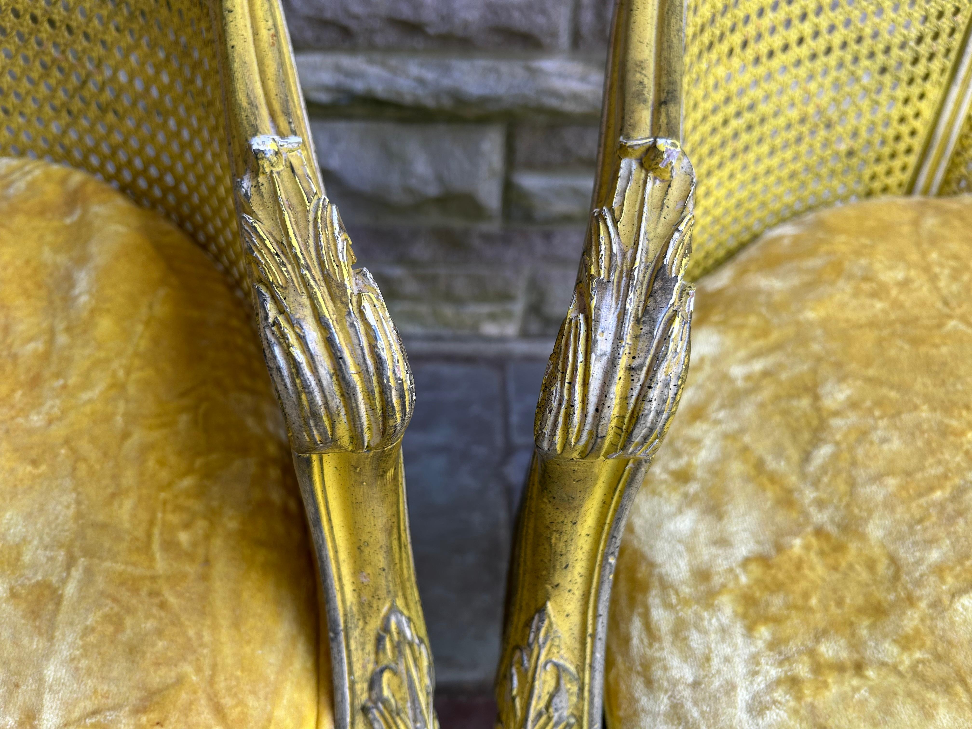 Milieu du XXe siècle Superbe paire de chaises d'angle cannées françaises de style Louis XV en vente