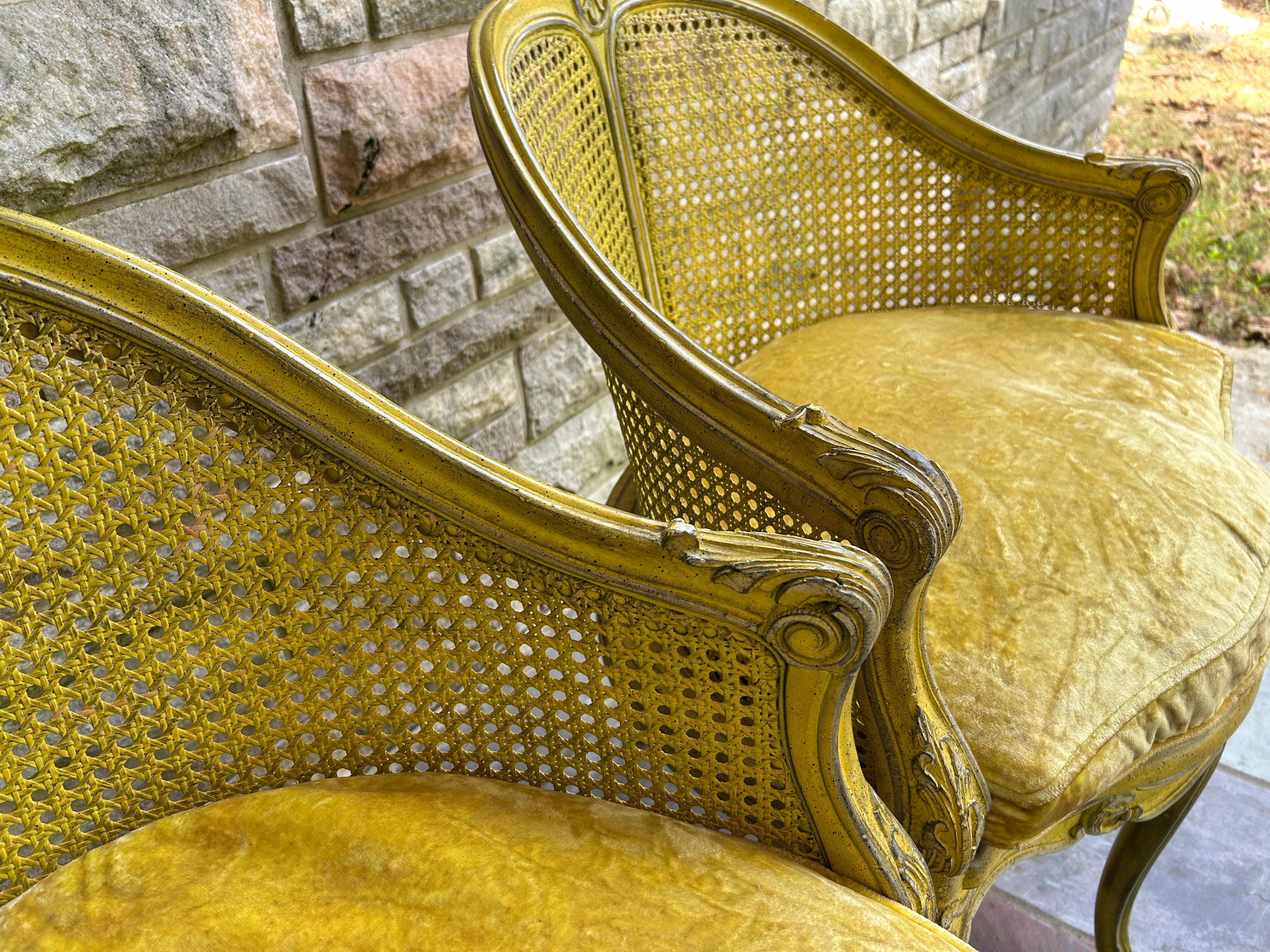 Tissu d'ameublement Superbe paire de chaises d'angle cannées françaises de style Louis XV en vente