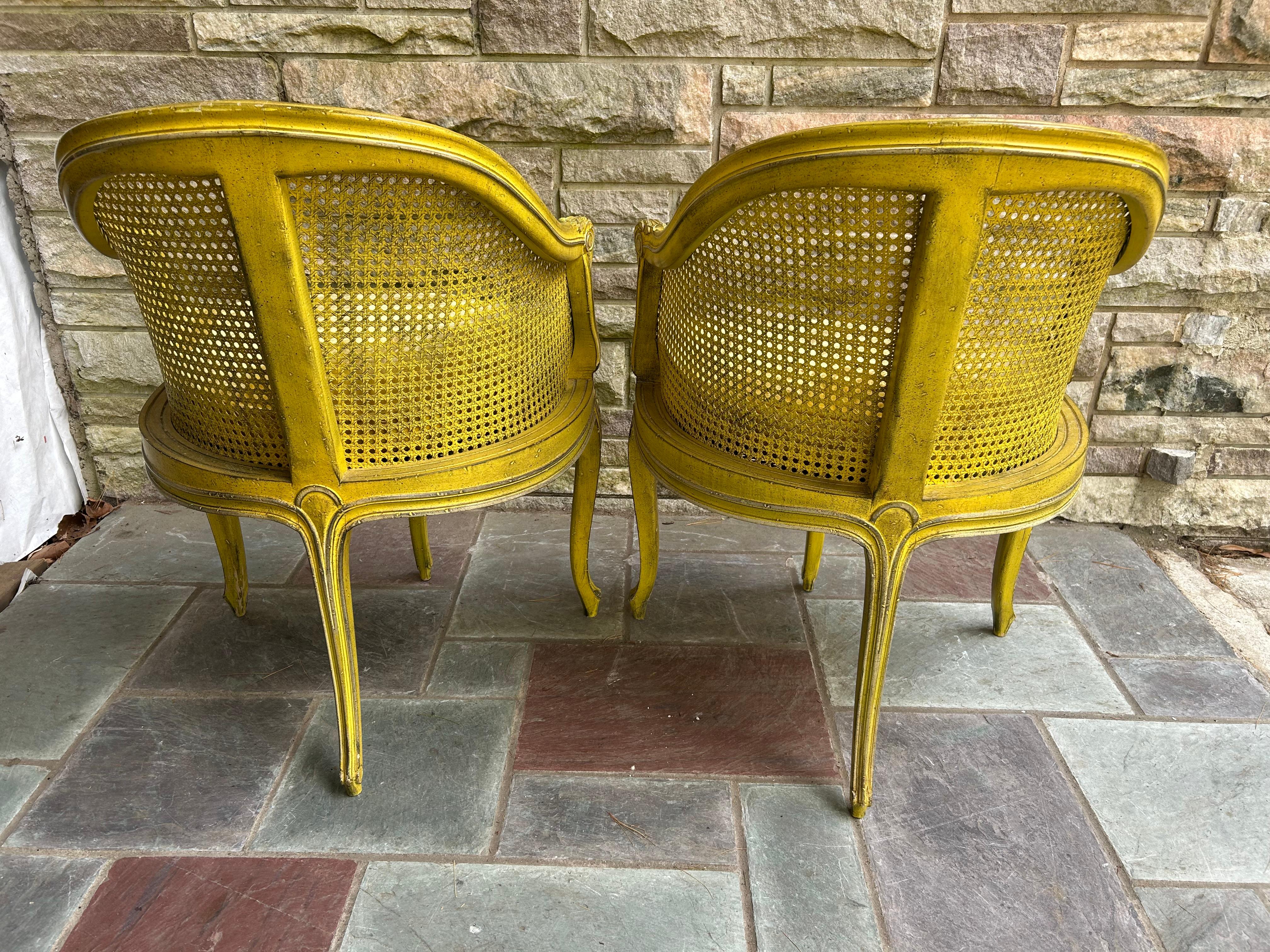 Superbe paire de chaises d'angle cannées françaises de style Louis XV en vente 1