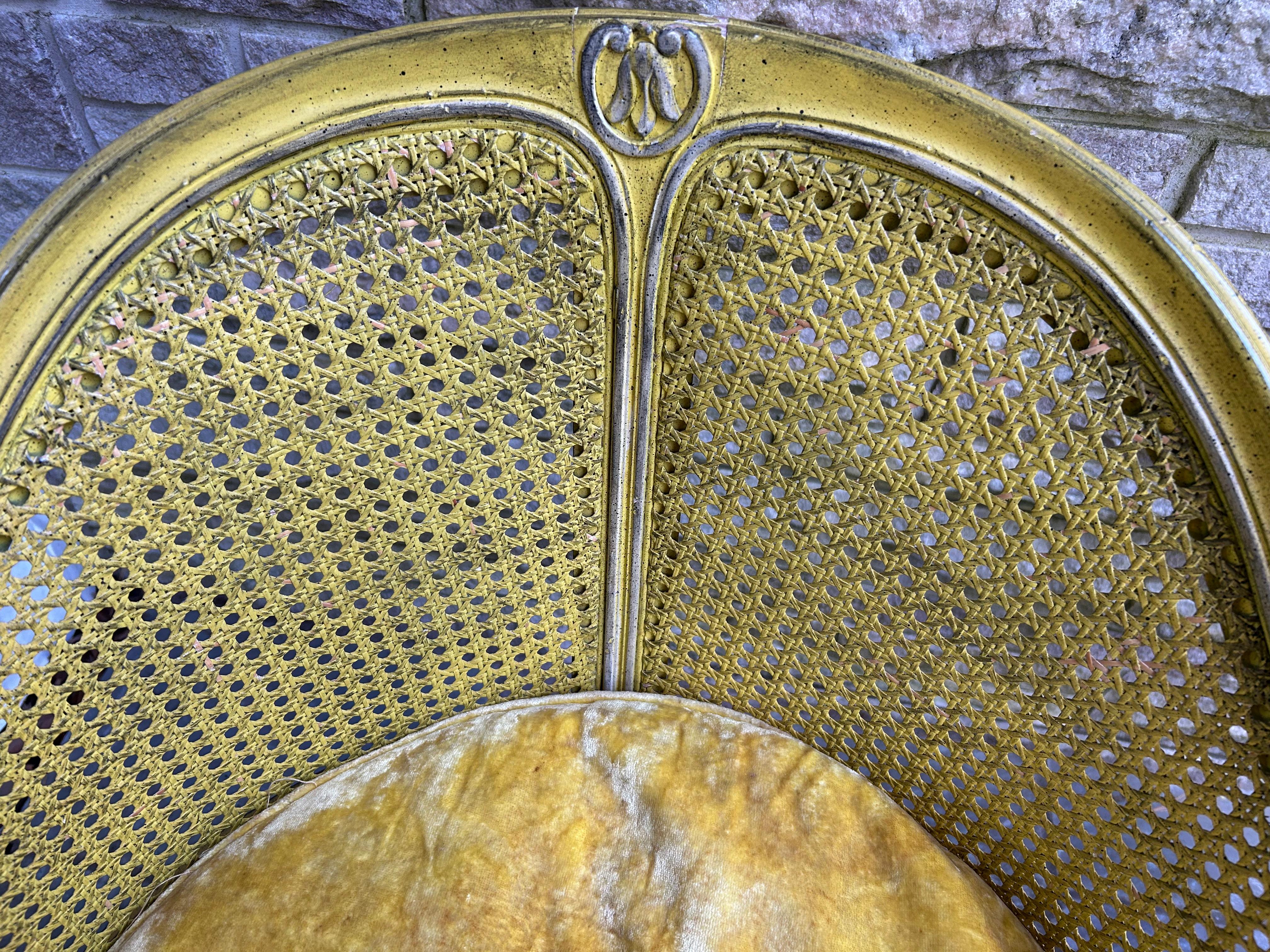 Superbe paire de chaises d'angle cannées françaises de style Louis XV en vente 2