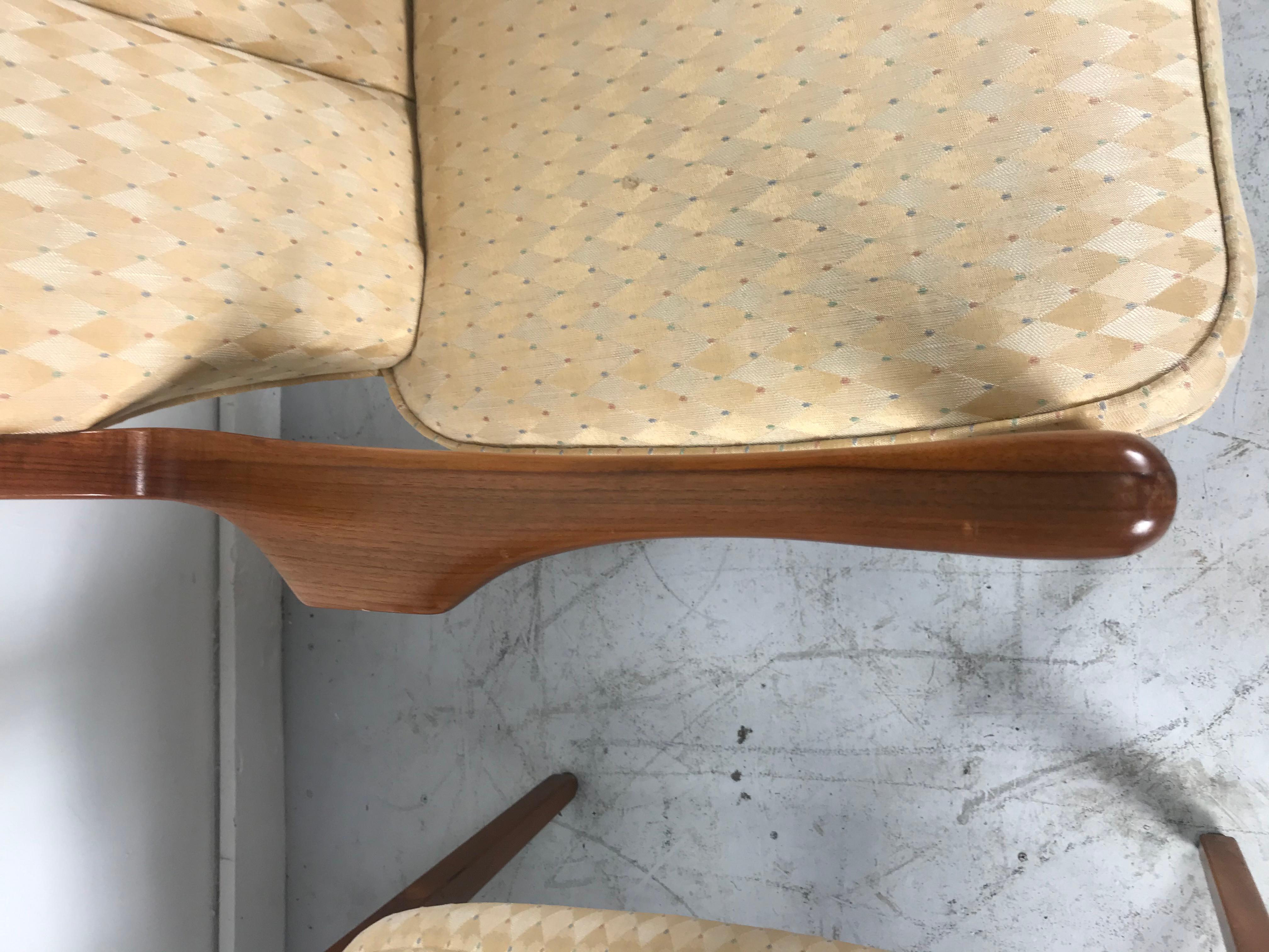 Stunning Pair of Modernist Lounge Chairs by Gunlocke, Manner of Finn Juhl In Good Condition In Buffalo, NY