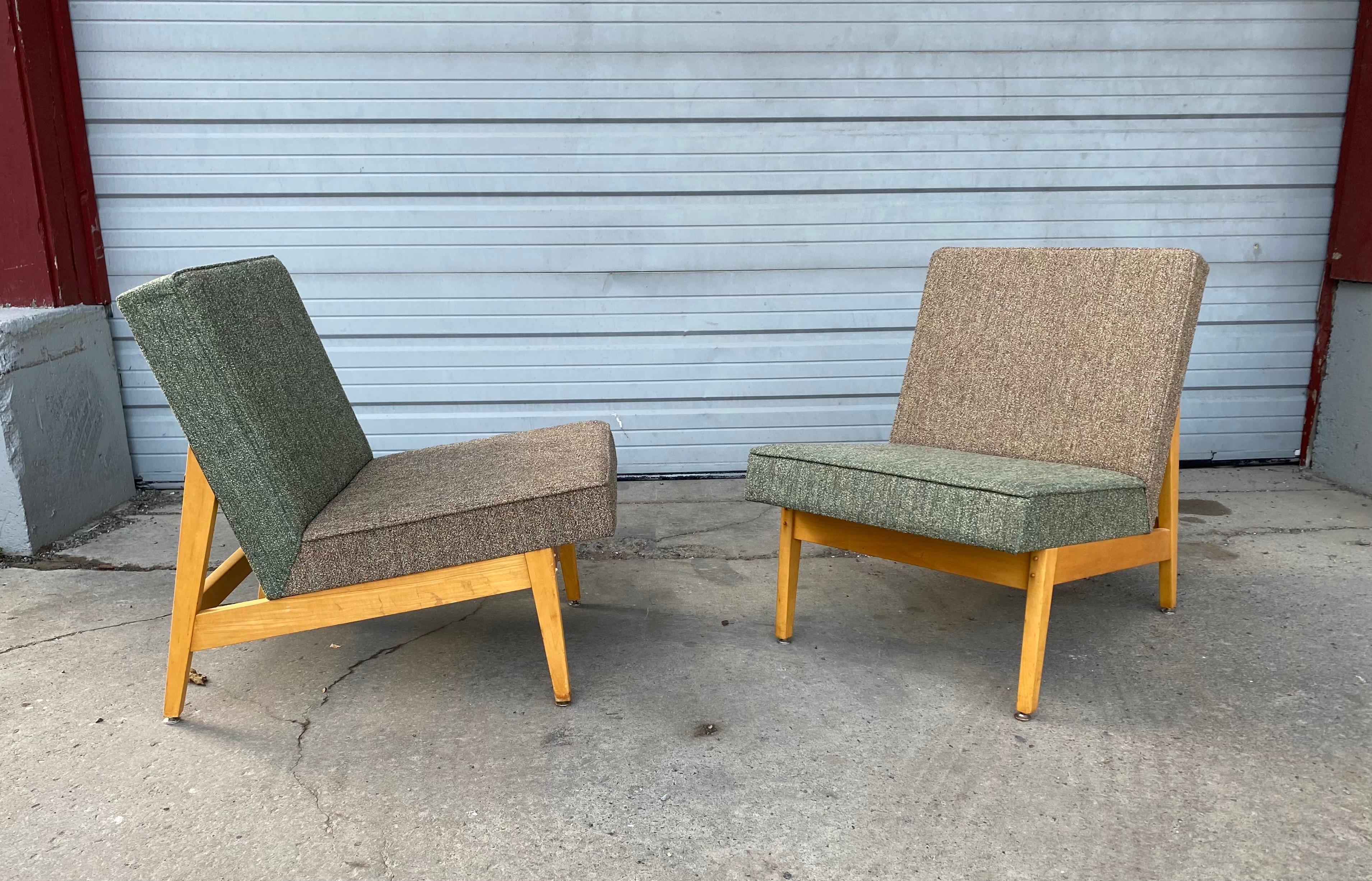 Stunning pair of modernist lounge chairs made by Gunlocke, manner of Jens Risom, amazing original condition, beautiful blond wood frames. Retain original two-tone wool fabric, extremely comfortable, superior quality and construction, hand delivery