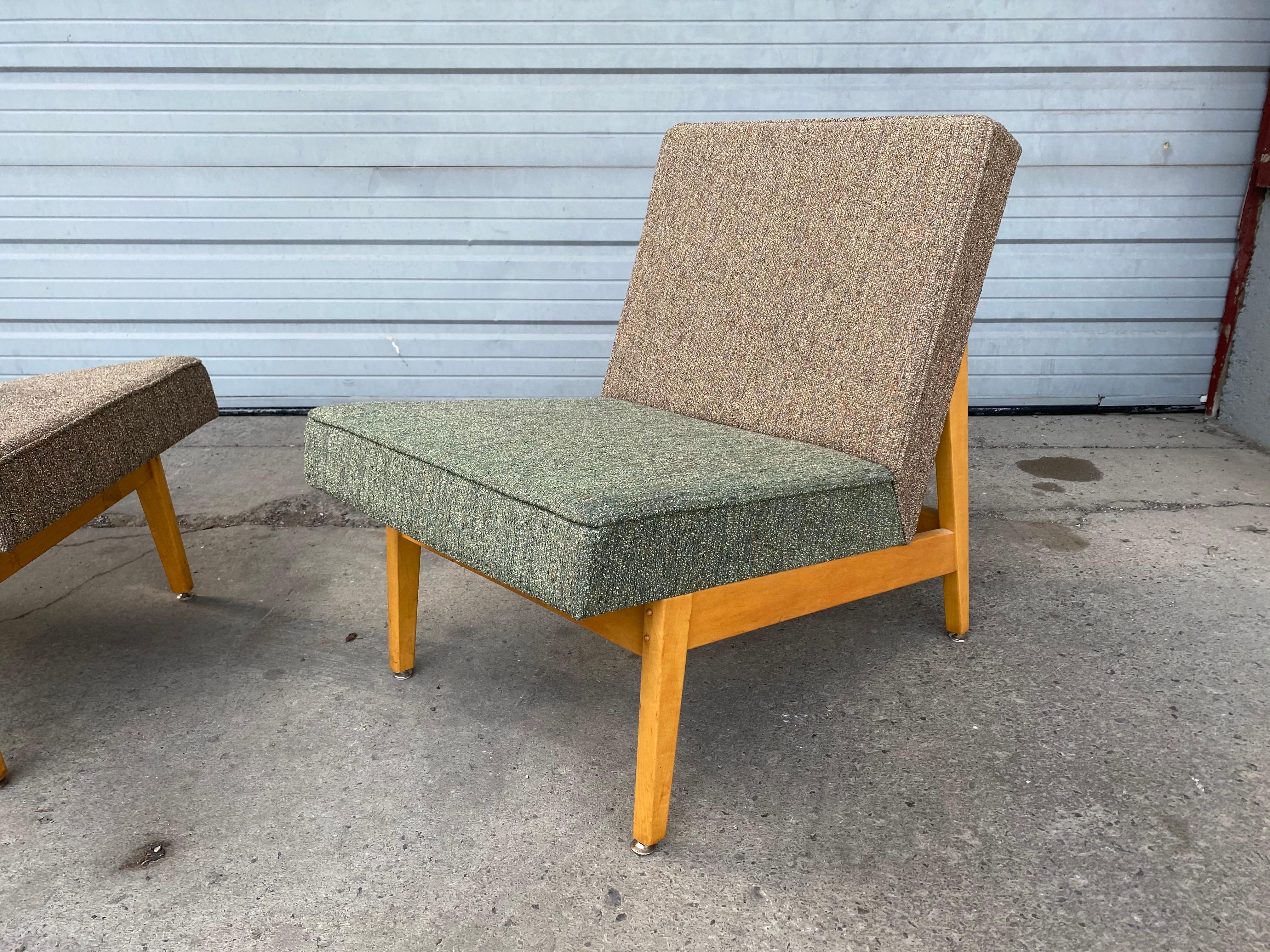 Mid-Century Modern Stunning Pair of Modernist Lounge Chairs Made by Gunlocke, Manner of Jens Risom