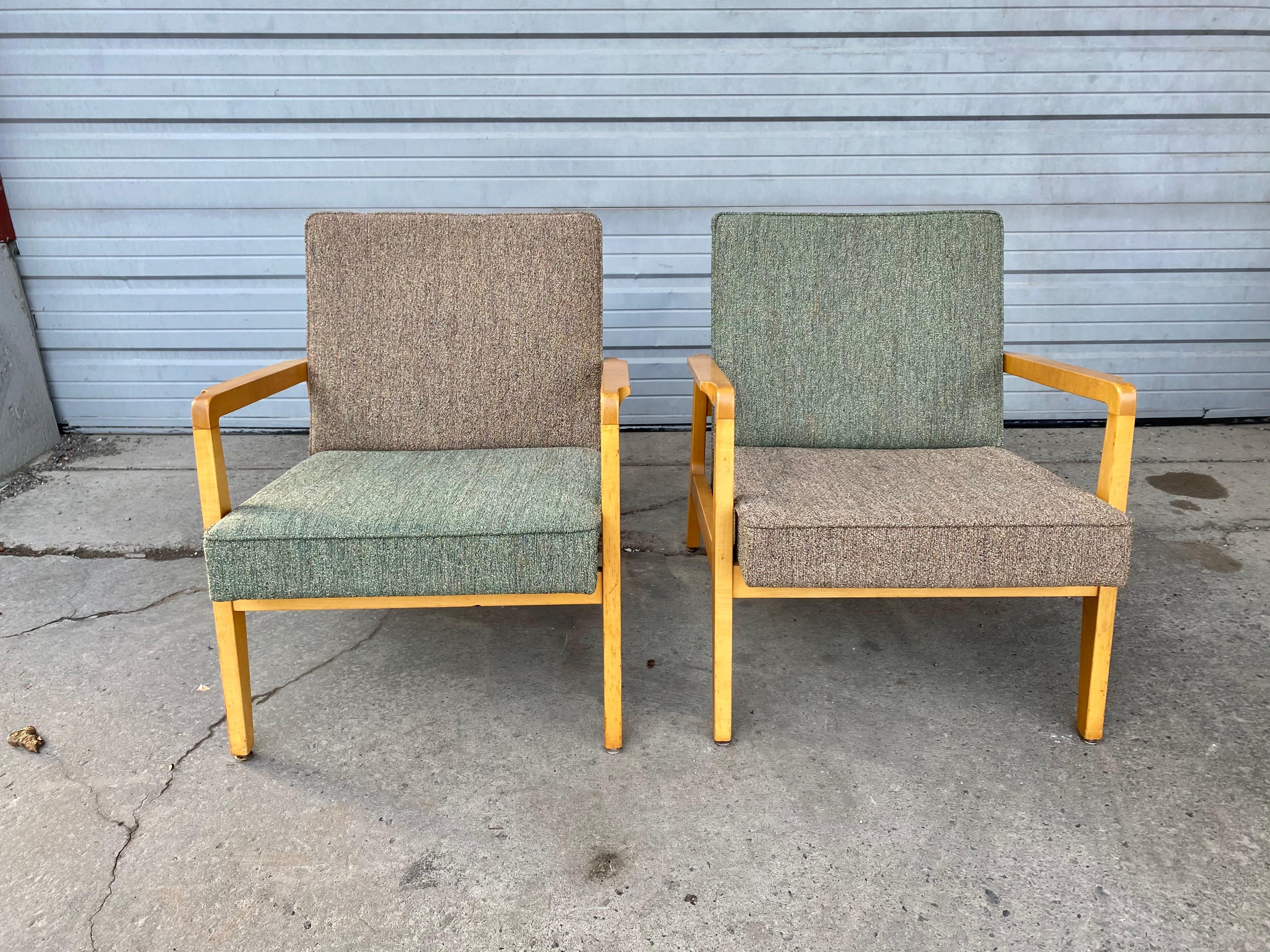 Mid-Century Modern Stunning Pair of Modernist Lounge Chairs Made by Gunlocke, Manner of Jens Risom For Sale