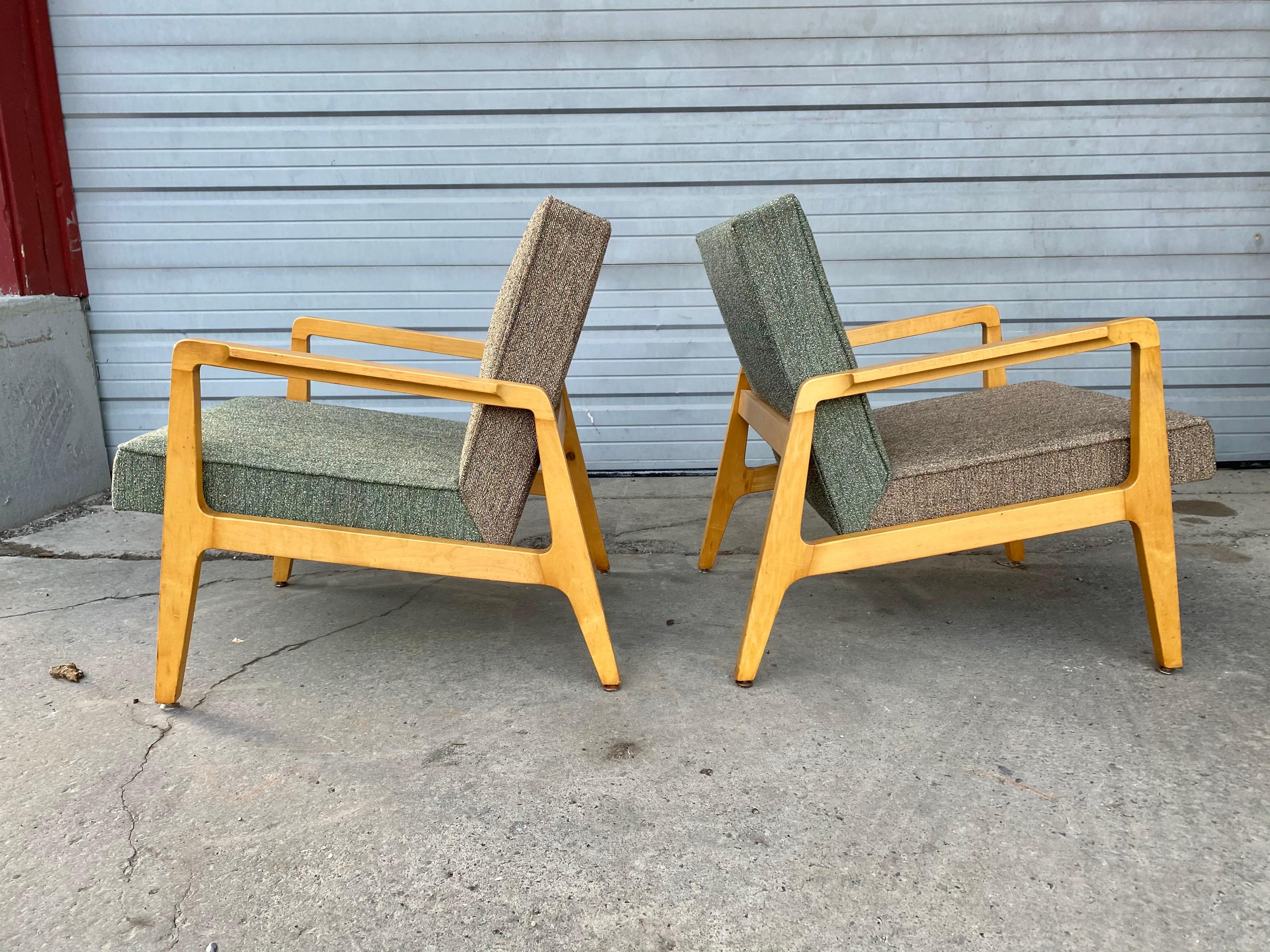 American Stunning Pair of Modernist Lounge Chairs Made by Gunlocke, Manner of Jens Risom For Sale