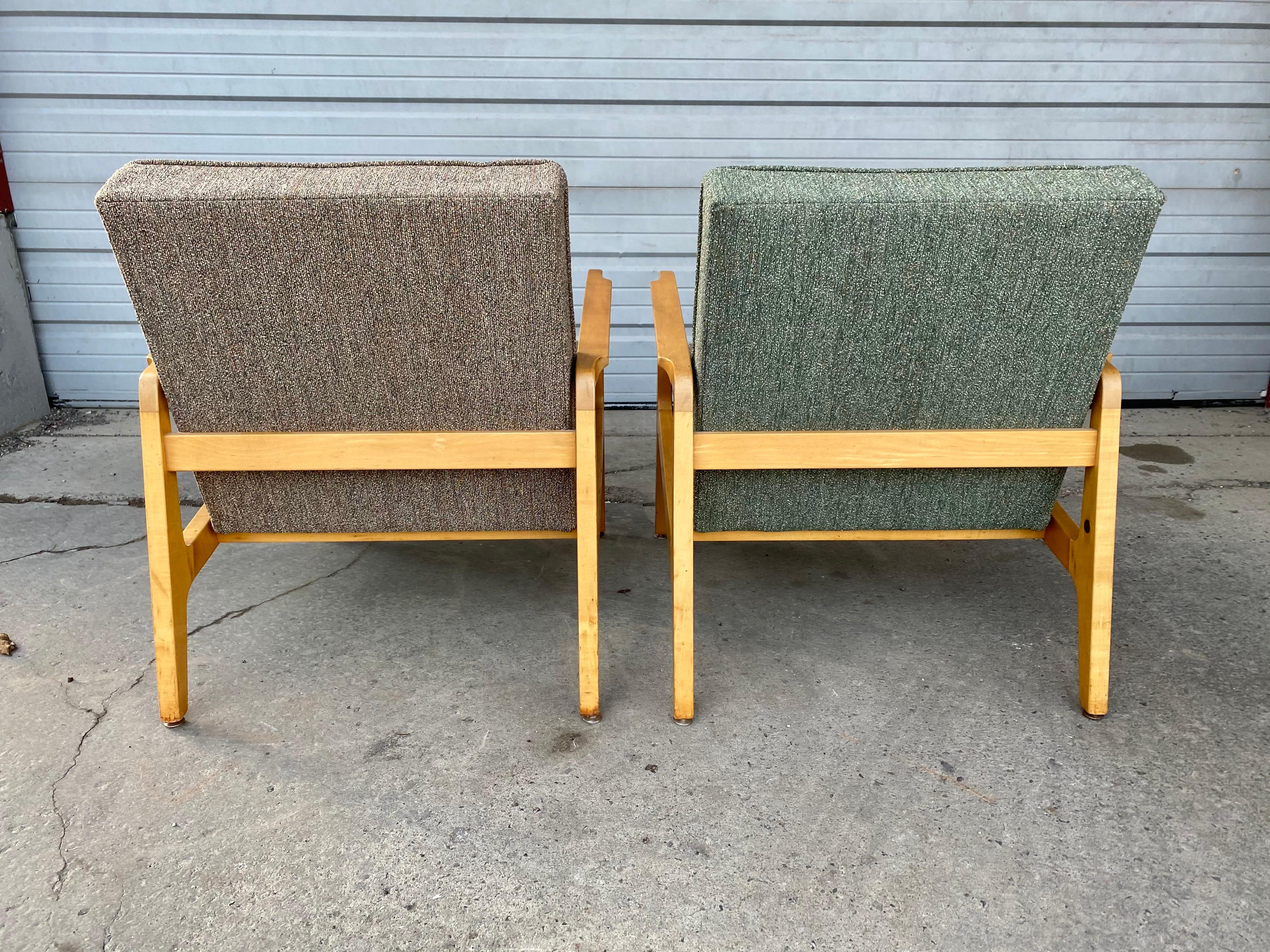 Mid-20th Century Stunning Pair of Modernist Lounge Chairs Made by Gunlocke, Manner of Jens Risom For Sale