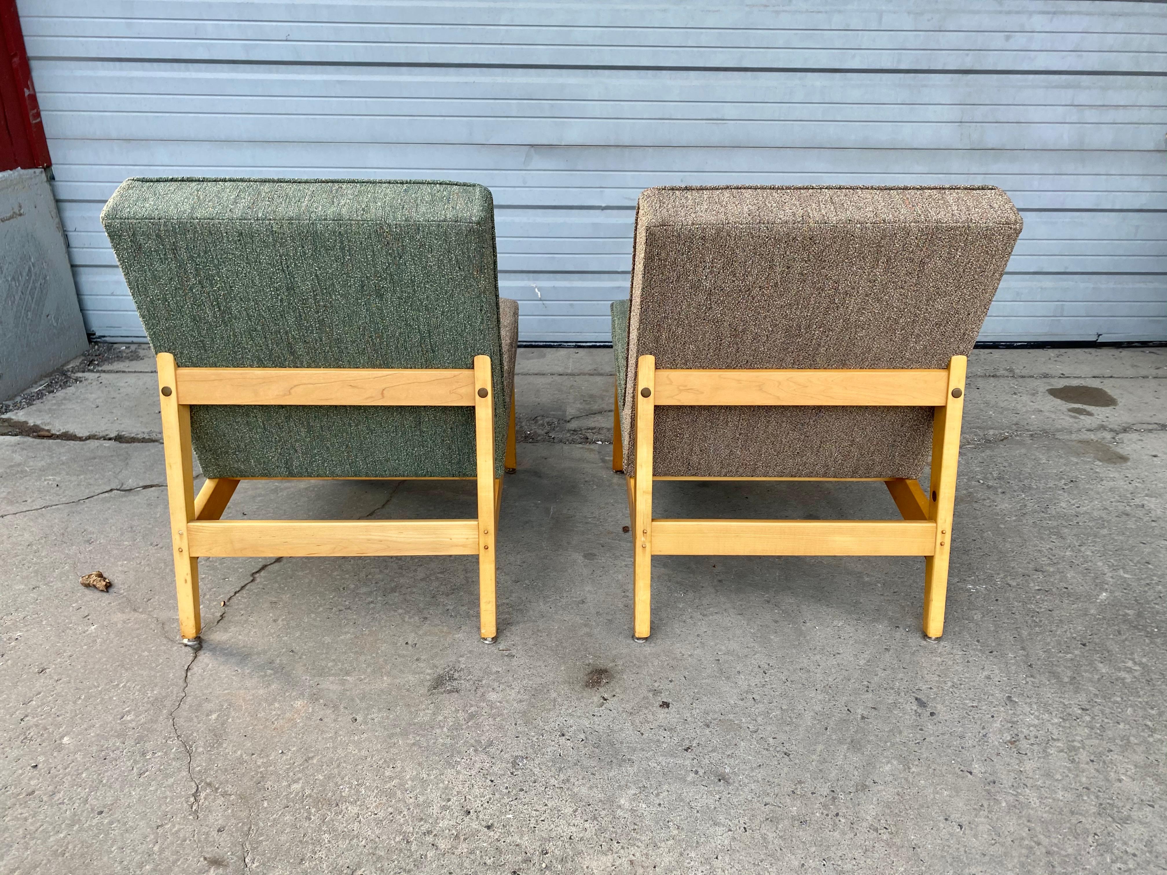 Fabric Stunning Pair of Modernist Lounge Chairs Made by Gunlocke, Manner of Jens Risom