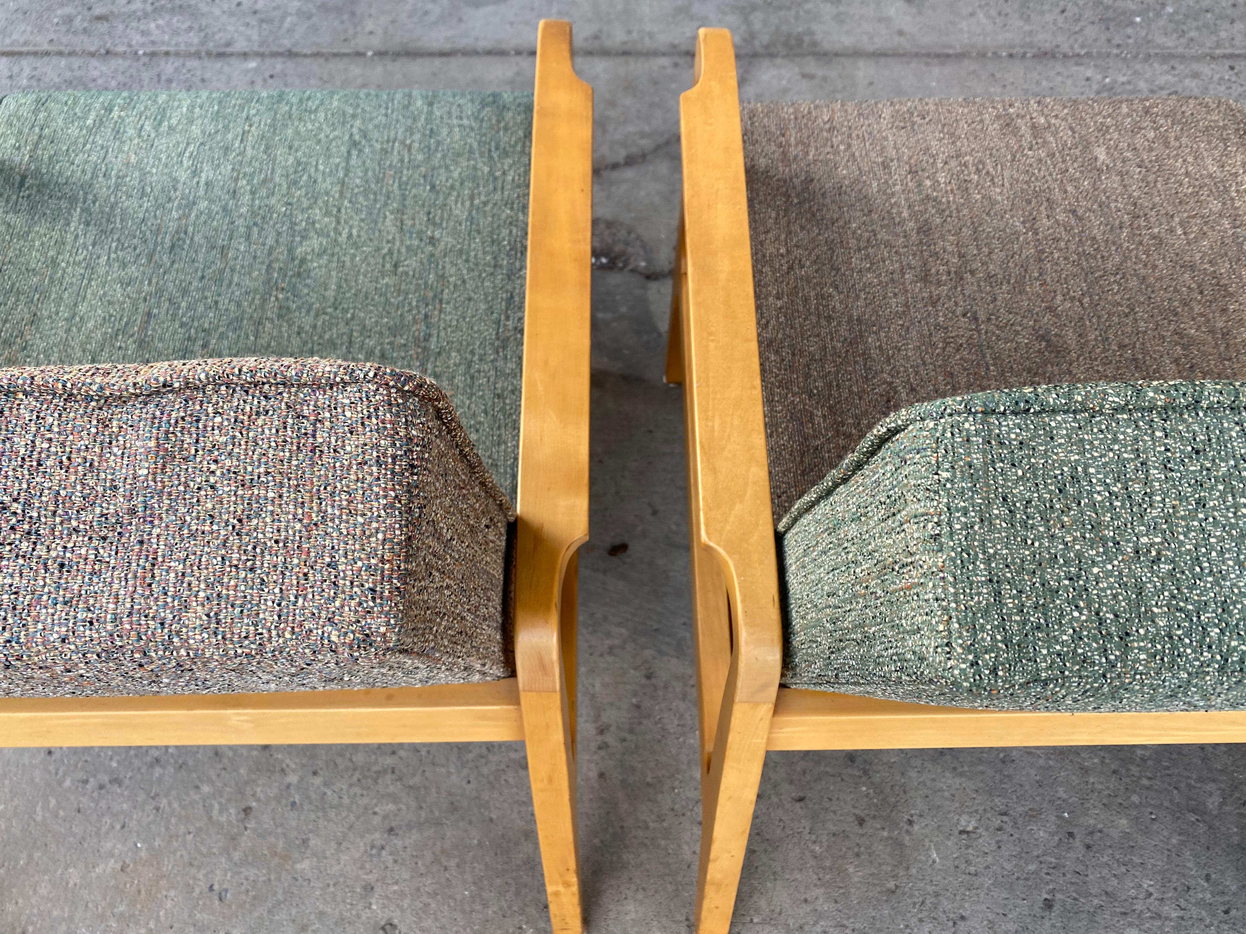 Fabric Stunning Pair of Modernist Lounge Chairs Made by Gunlocke, Manner of Jens Risom For Sale