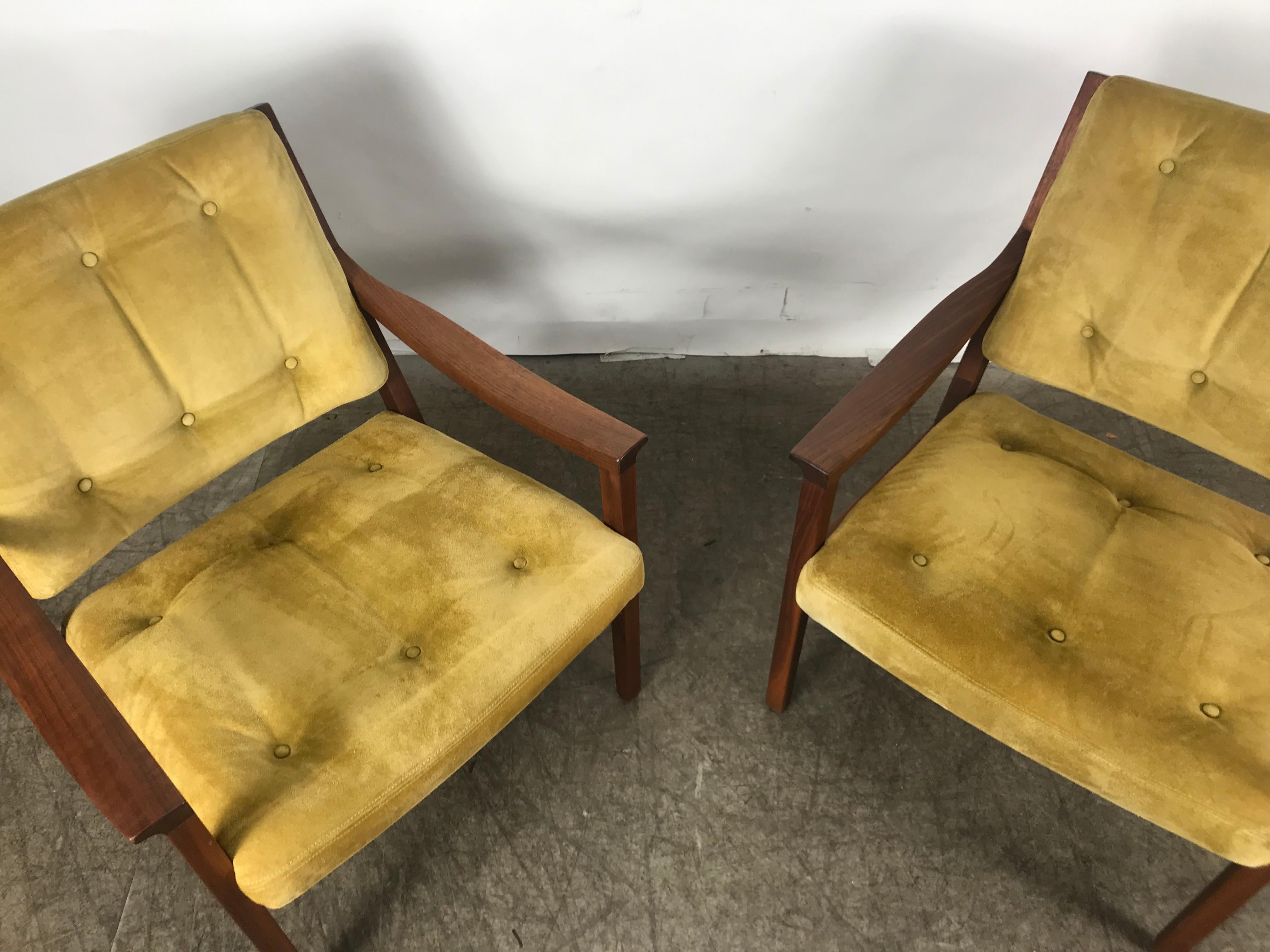 American Stunning Pair Modernist Walnut and Suede Lounge Chairs by Gunlocke