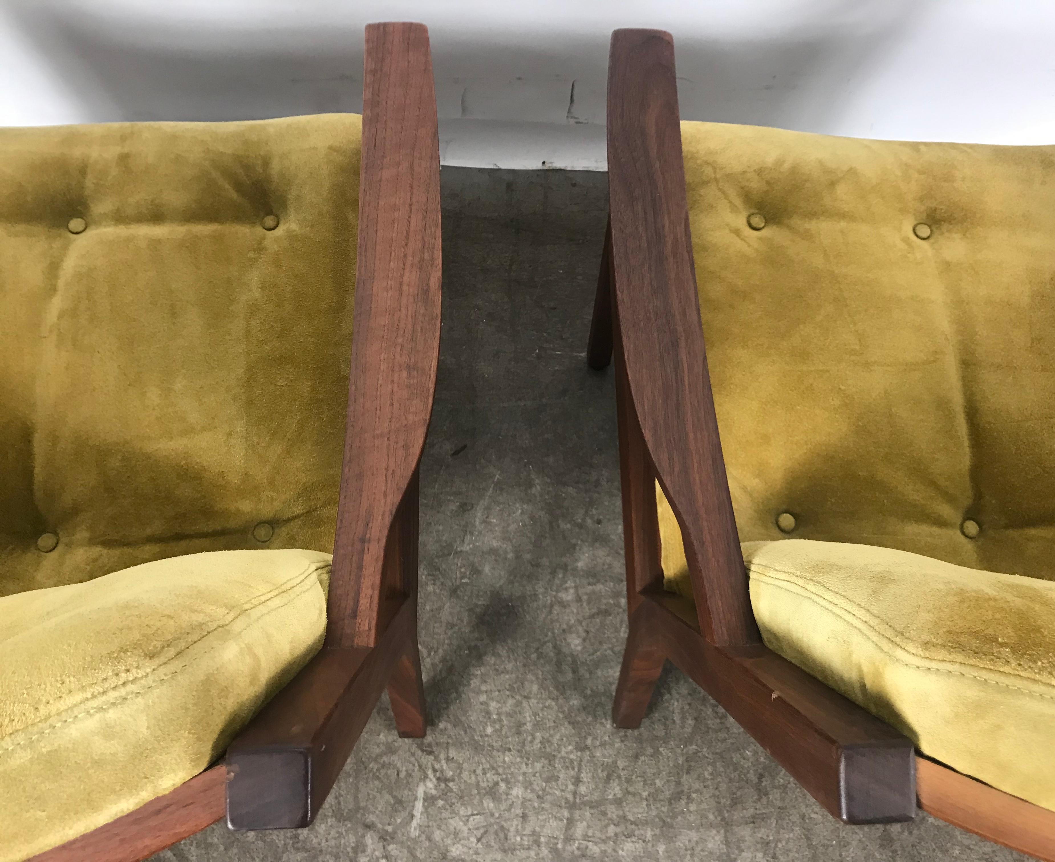 Stunning Pair Modernist Walnut and Suede Lounge Chairs by Gunlocke In Good Condition In Buffalo, NY
