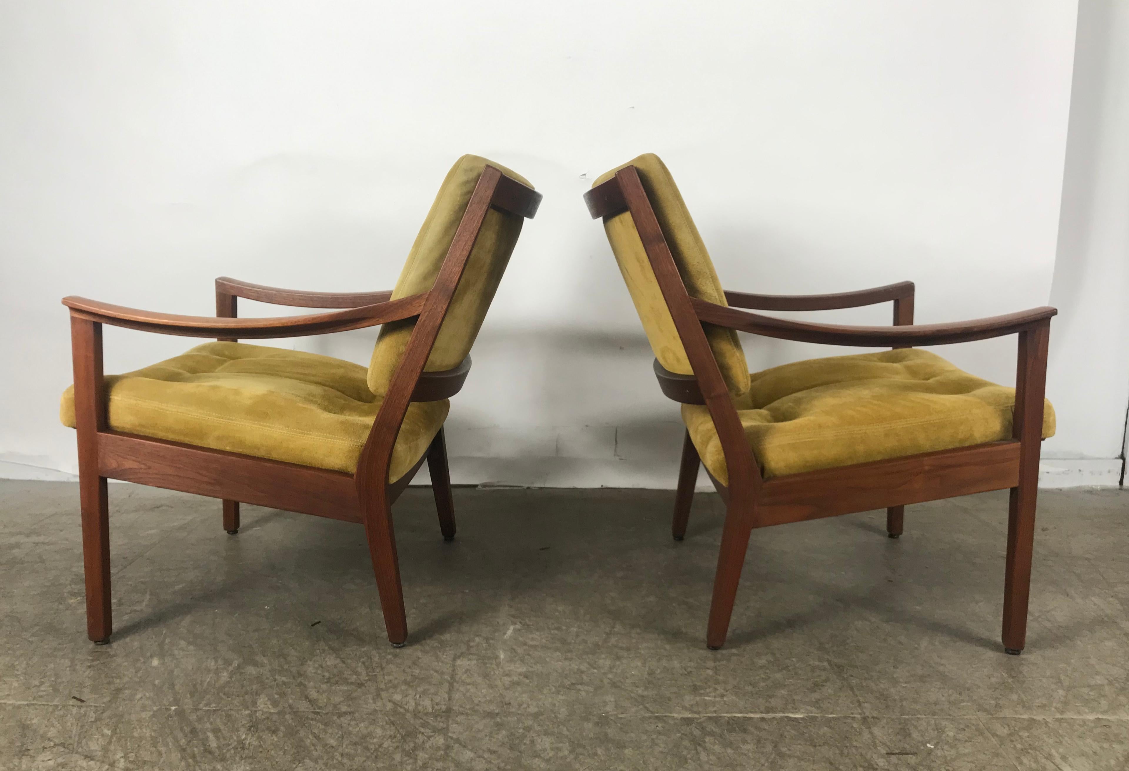 Mid-20th Century Stunning Pair Modernist Walnut and Suede Lounge Chairs by Gunlocke