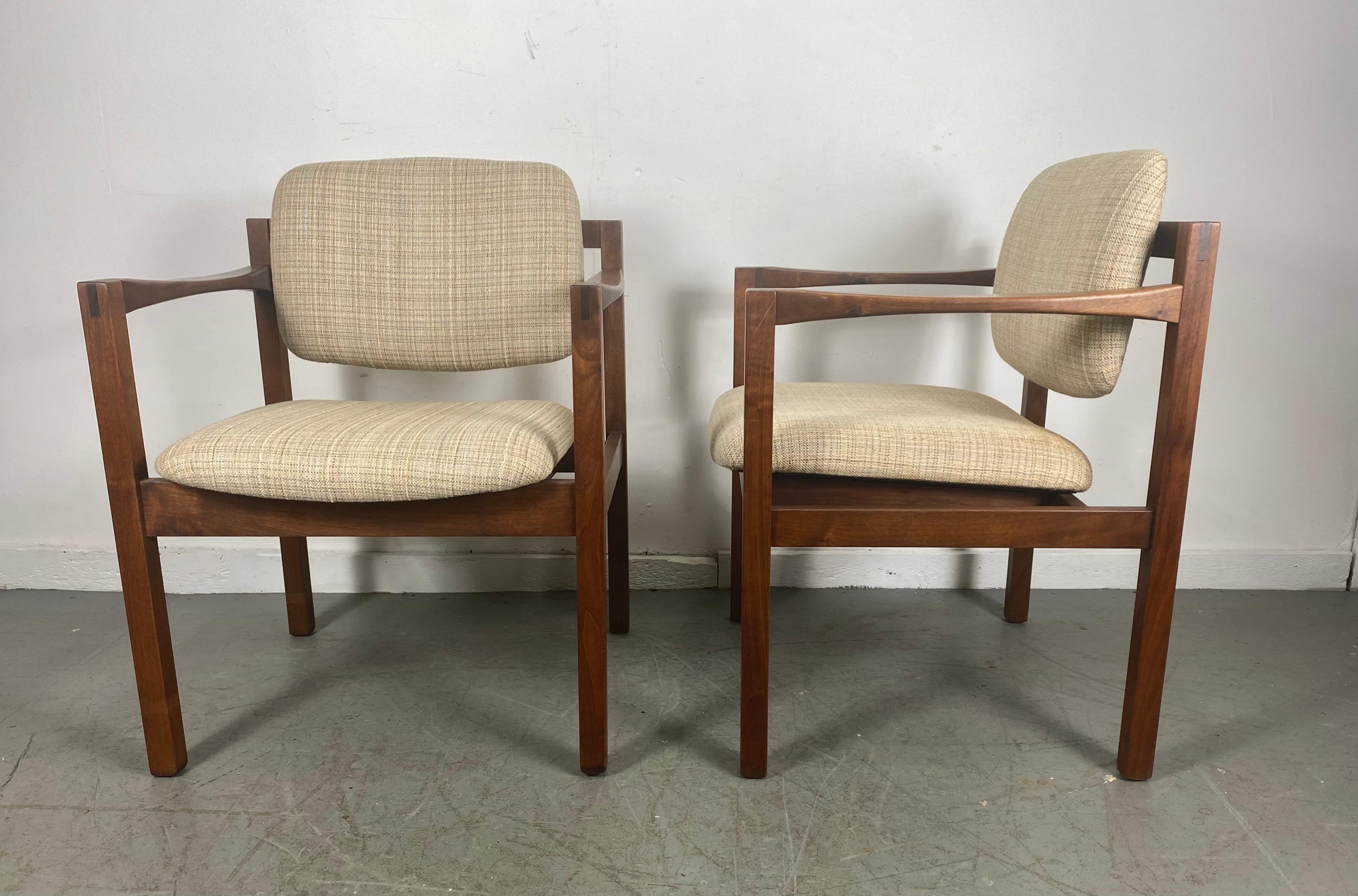 Stunning Pair Modernist Walnut Arm Chairs by Stow Davis /after Jens Risom For Sale 1