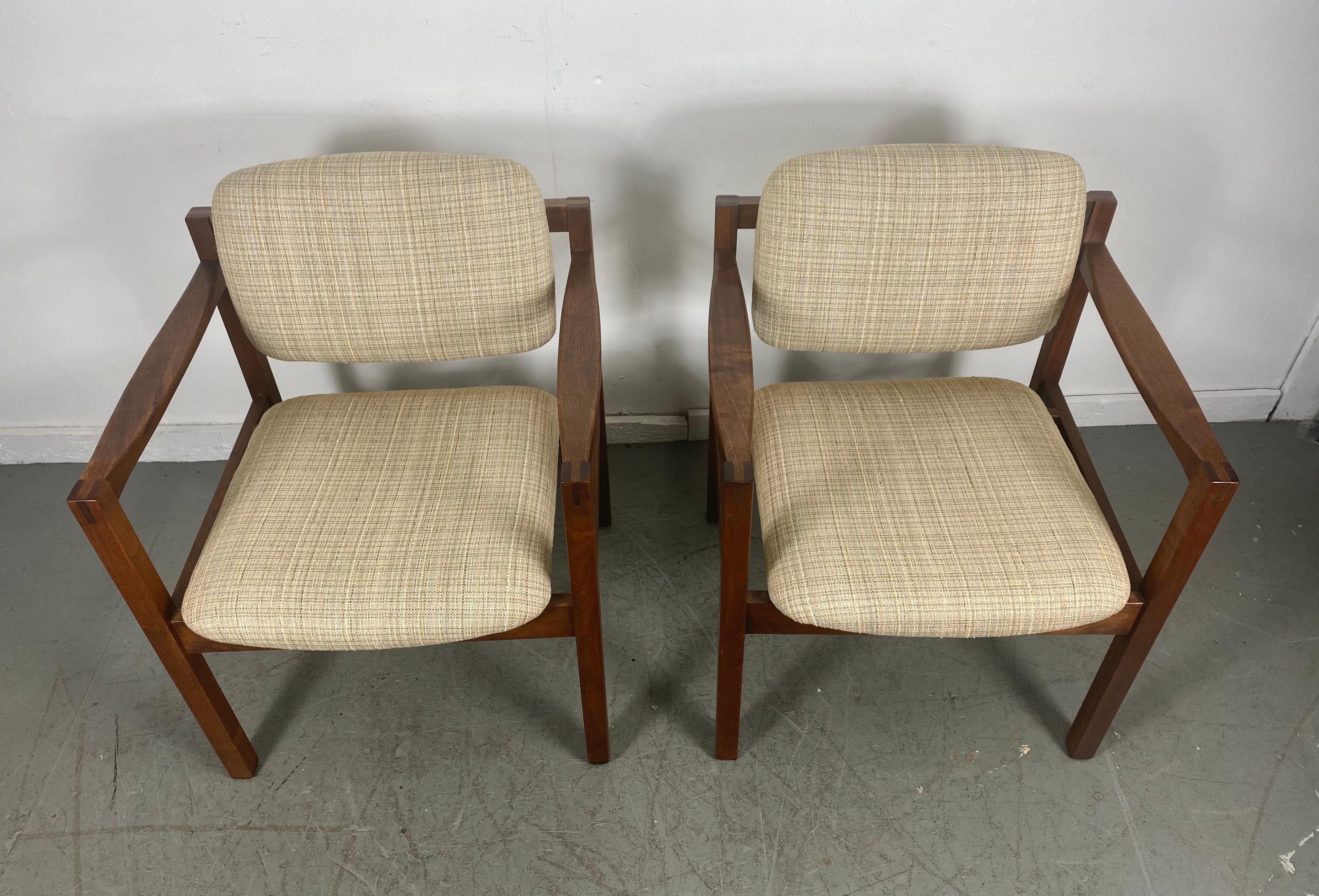 Stunning Pair Modernist Walnut Arm Chairs by Stow Davis /after Jens Risom For Sale 5