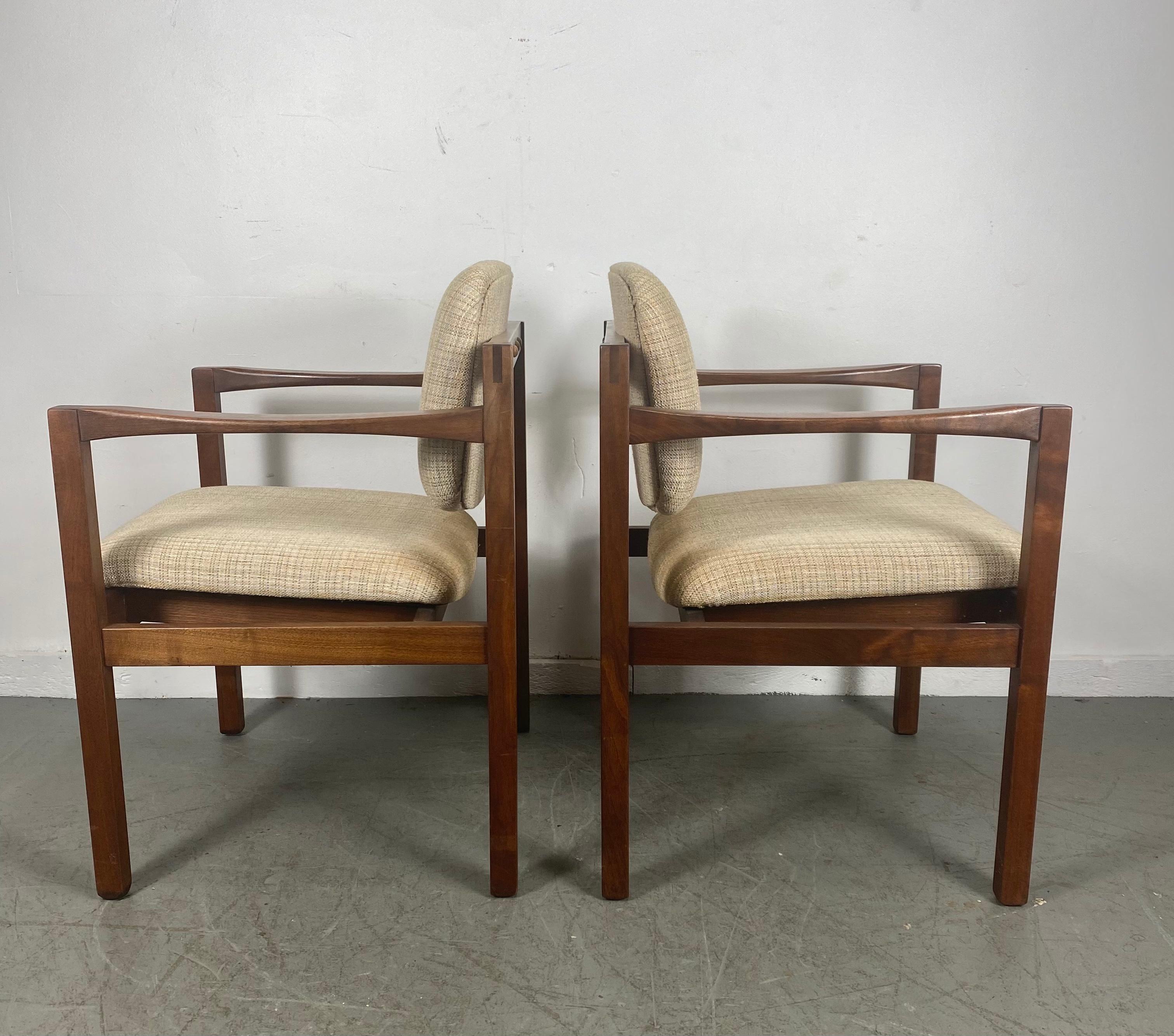 Mid-Century Modern Stunning Pair Modernist Walnut Arm Chairs by Stow Davis /after Jens Risom For Sale