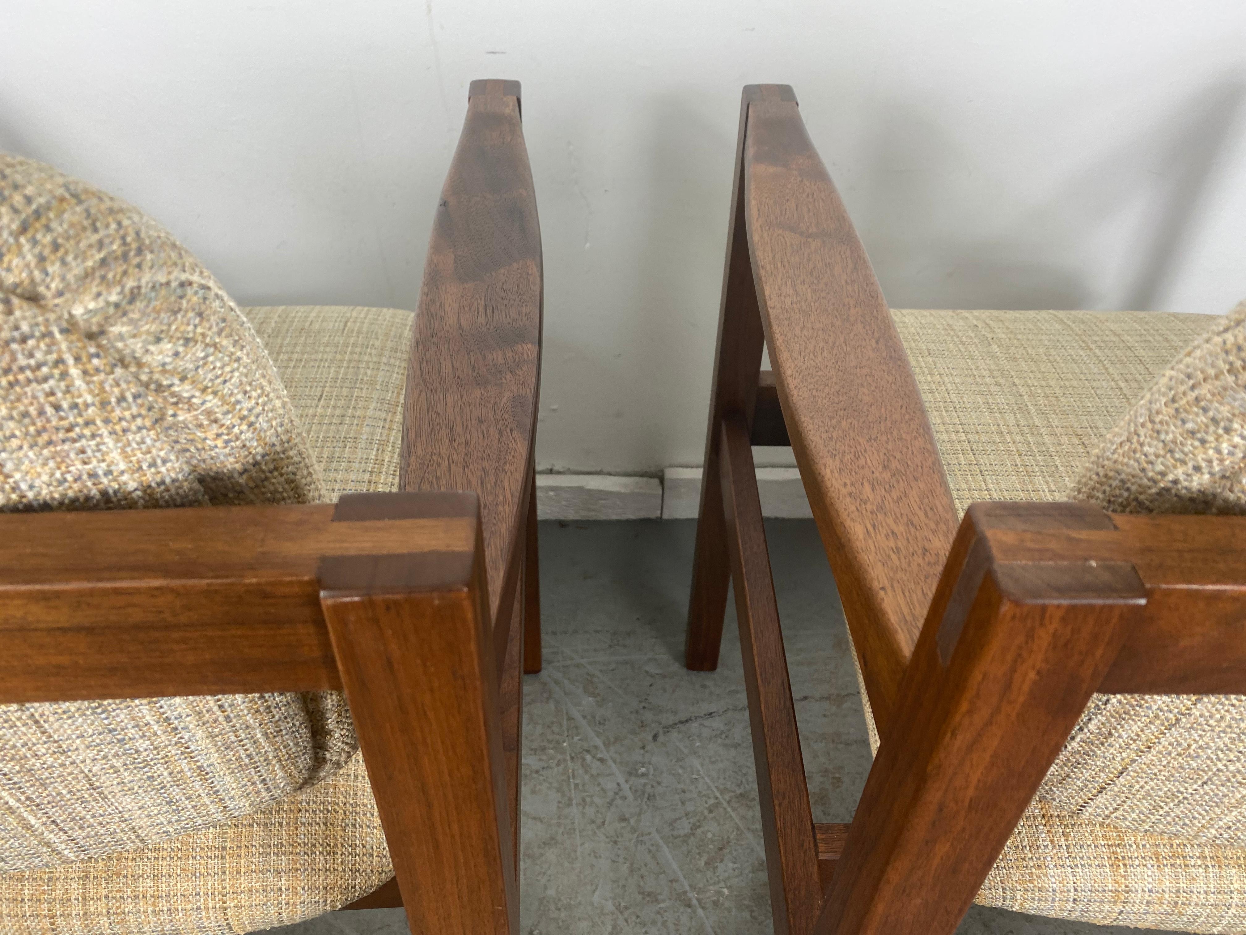 American Stunning Pair Modernist Walnut Arm Chairs by Stow Davis /after Jens Risom For Sale
