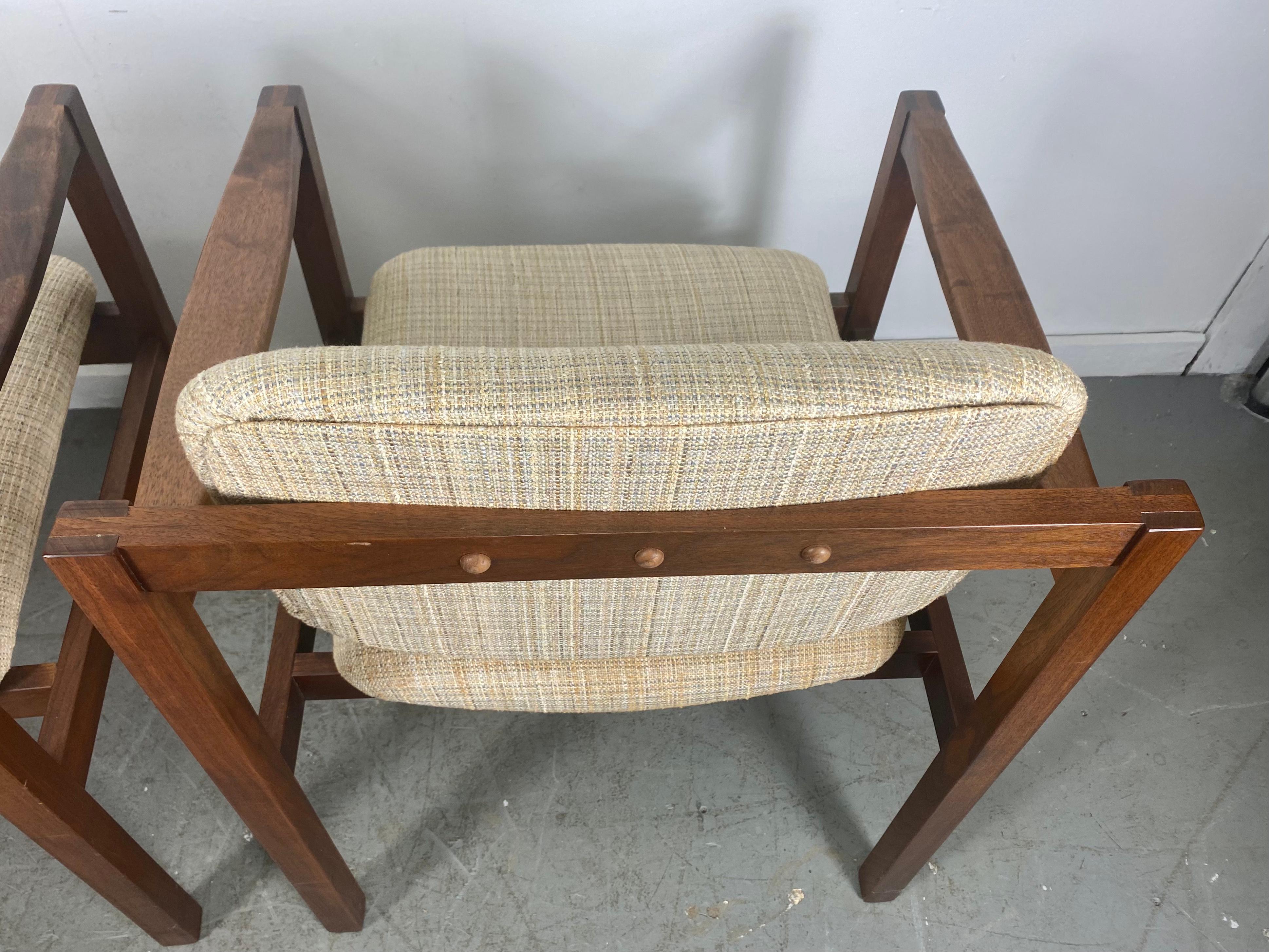 Stunning Pair Modernist Walnut Arm Chairs by Stow Davis /after Jens Risom In Good Condition For Sale In Buffalo, NY