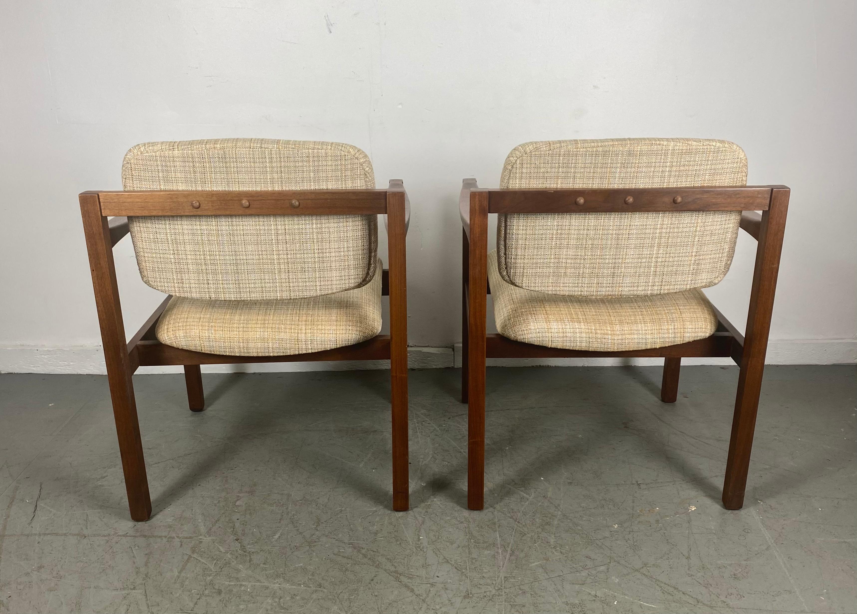 Mid-20th Century Stunning Pair Modernist Walnut Arm Chairs by Stow Davis /after Jens Risom For Sale