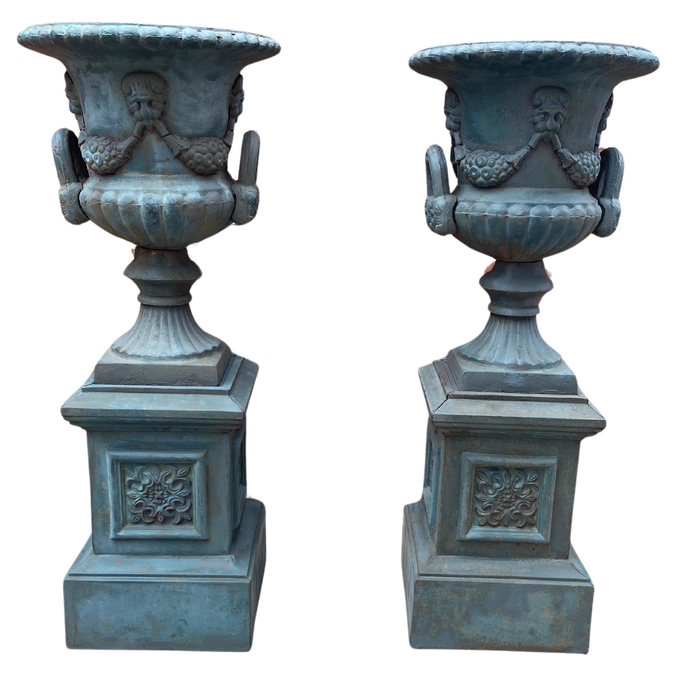 Superbe paire d'urnes de jardin vert-de-gris en fonte du 19ème siècle 