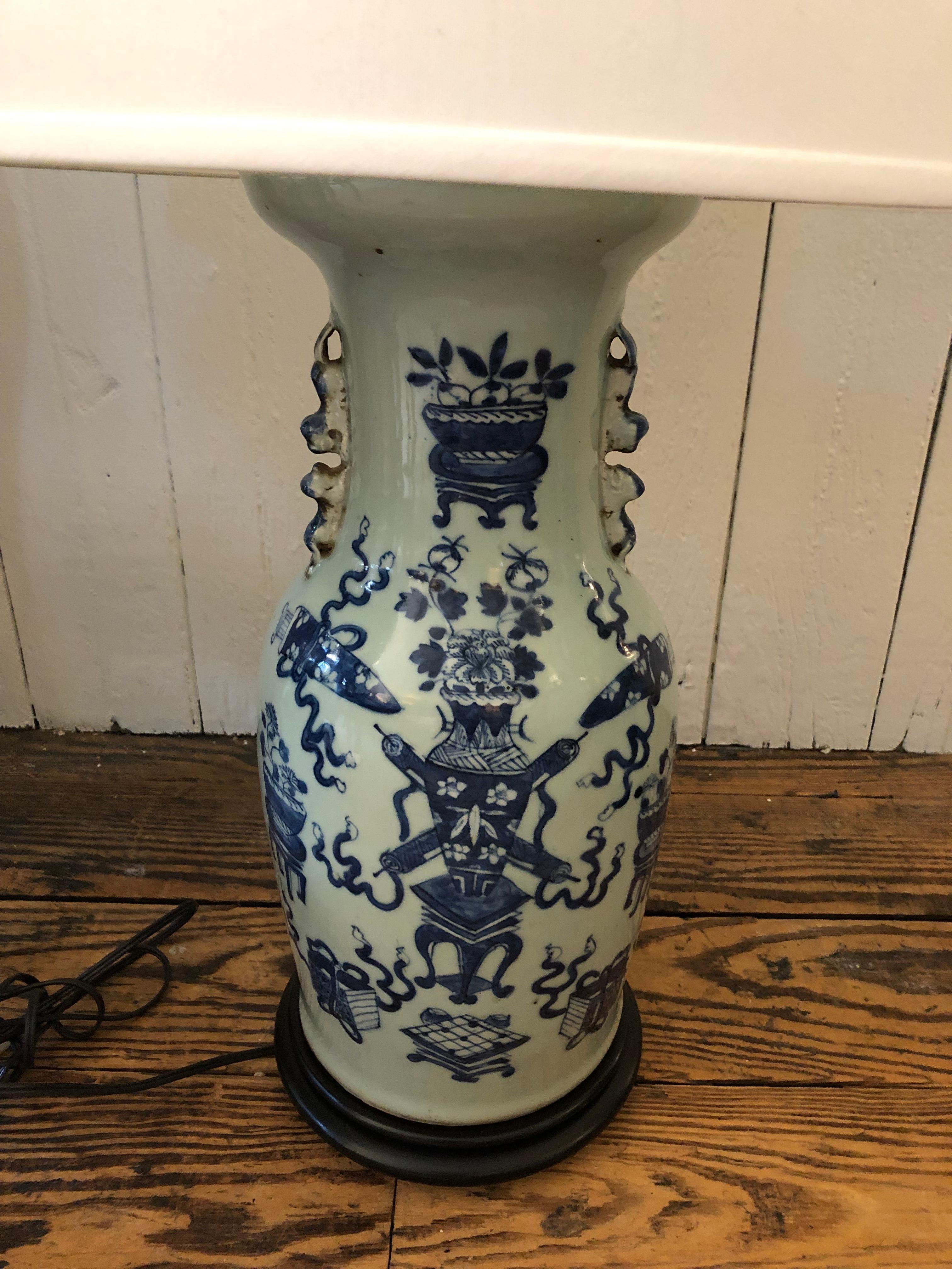 Impresionante Pareja de Lámparas de Mesa Chinas Azules y Blancas del Siglo XIX Exportación china en venta