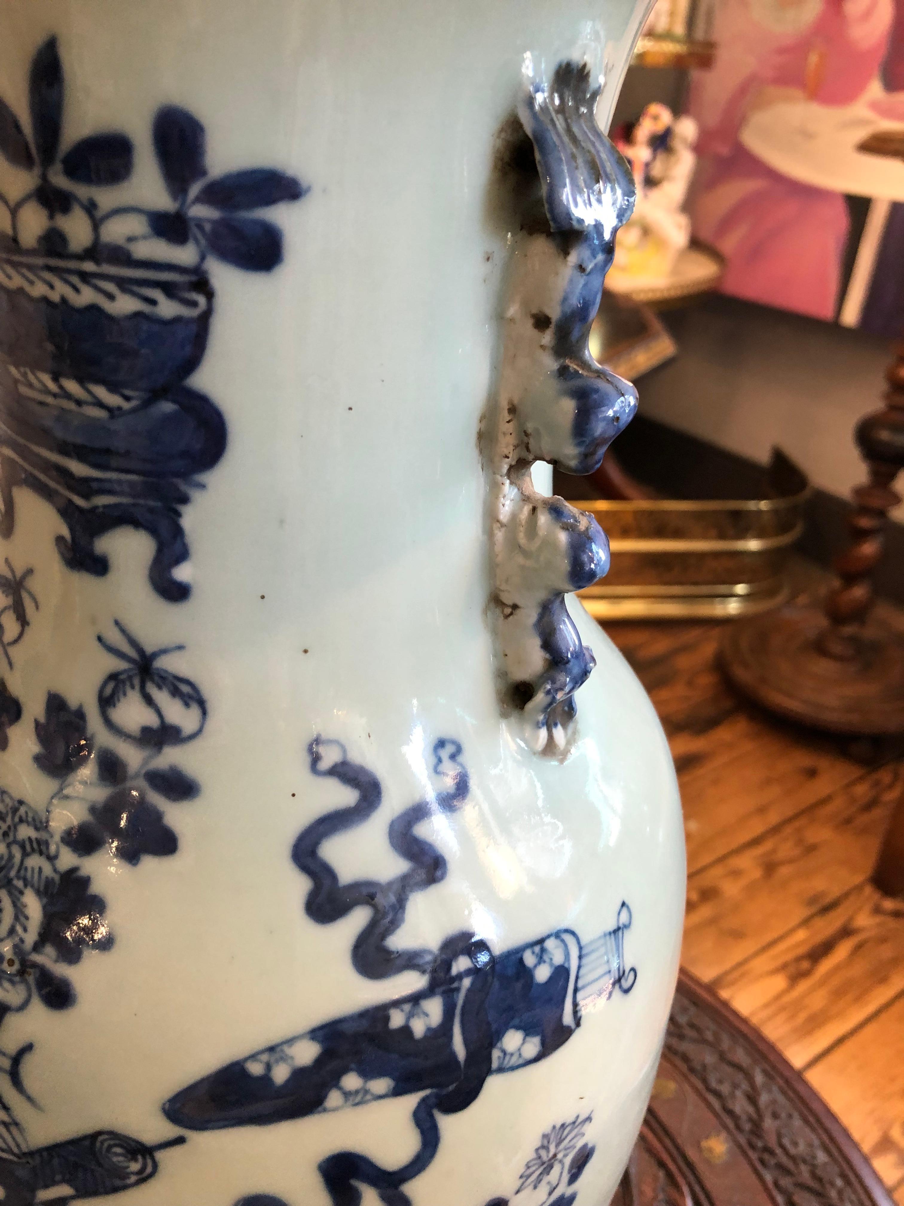 Impresionante Pareja de Lámparas de Mesa Chinas Azules y Blancas del Siglo XIX Chino en venta