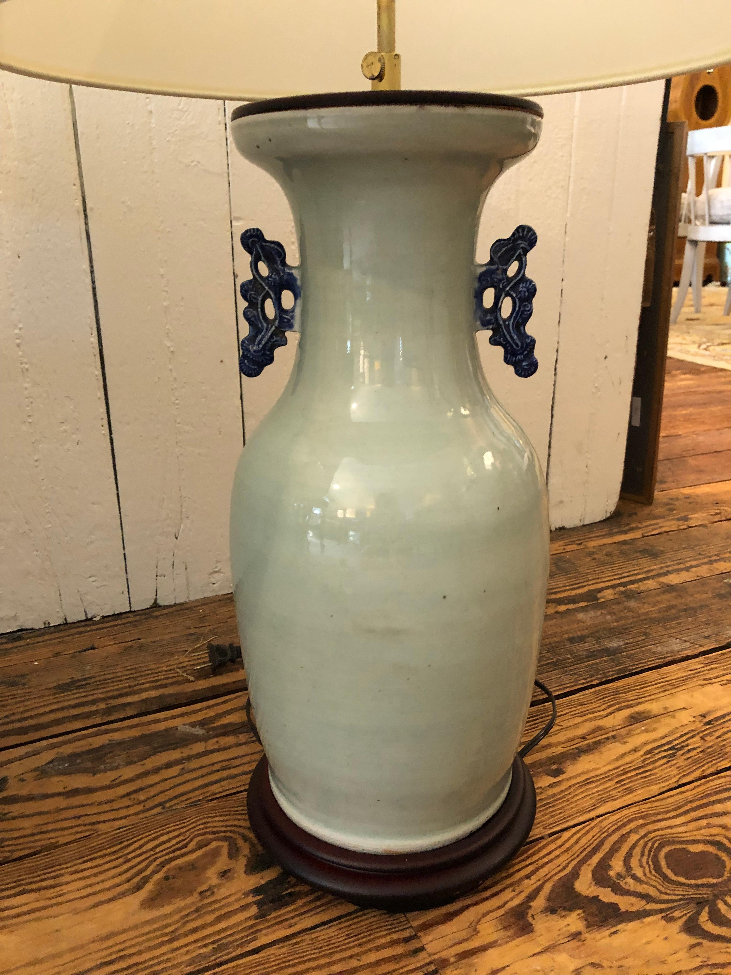 Impresionante Pareja de Lámparas de Mesa Chinas Azules y Blancas del Siglo XIX en Bueno estado para la venta en Hopewell, NJ
